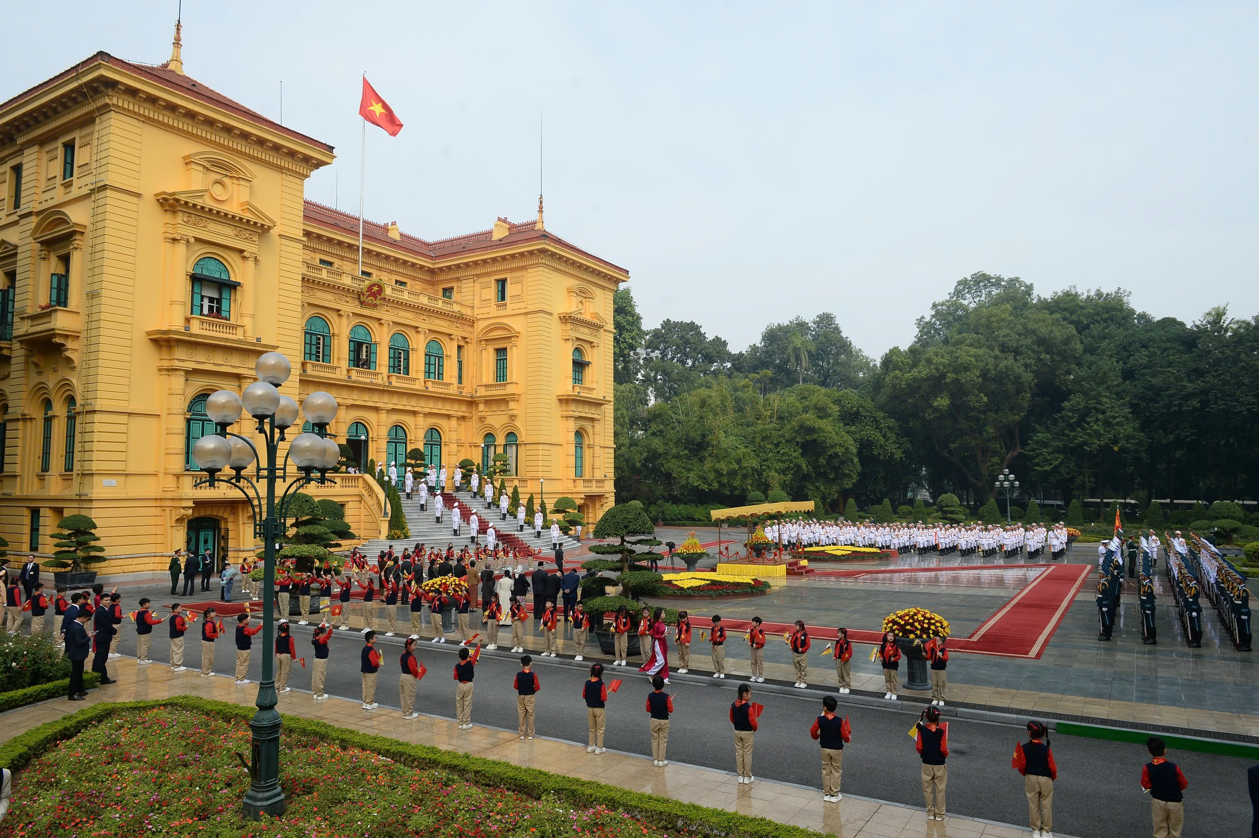 Chủ tịch nước Lương Cường chủ trì lễ đón chính thức Quốc vương Brunei - Ảnh 2.