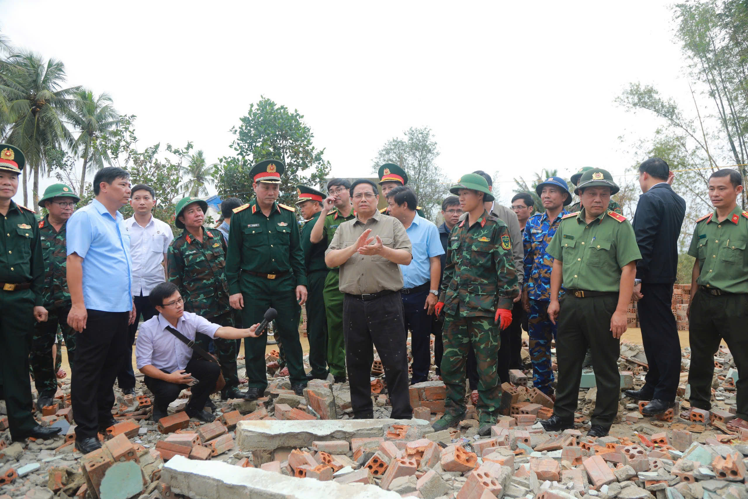 Báo in ngày 2-12: Lại tranh cãi ngân hàng thu phí quản lý tài khoản  - Ảnh 2.