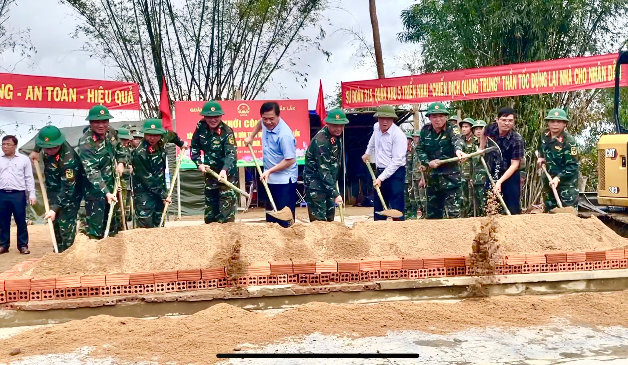 Khởi công xây dựng 684 nhà cho người dân bị bão lũ trong Chiến dịch Quang Trung thần tốc - Ảnh 1. Khởi công xây dựng 684 nhà cho người dân bị bão lũ trong Chiến dịch Quang Trung thần tốc - Ảnh 1.