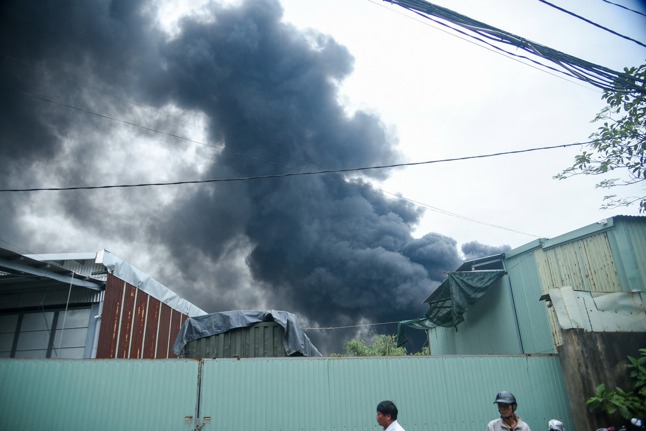 Cháy lớn tại bãi xe tải, cột khói cuồn cuộn sau Bệnh viện Hòa Vang - Ảnh 3. Cháy lớn tại bãi xe tải, cột khói cuồn cuộn sau Bệnh viện Hòa Vang - Ảnh 3.