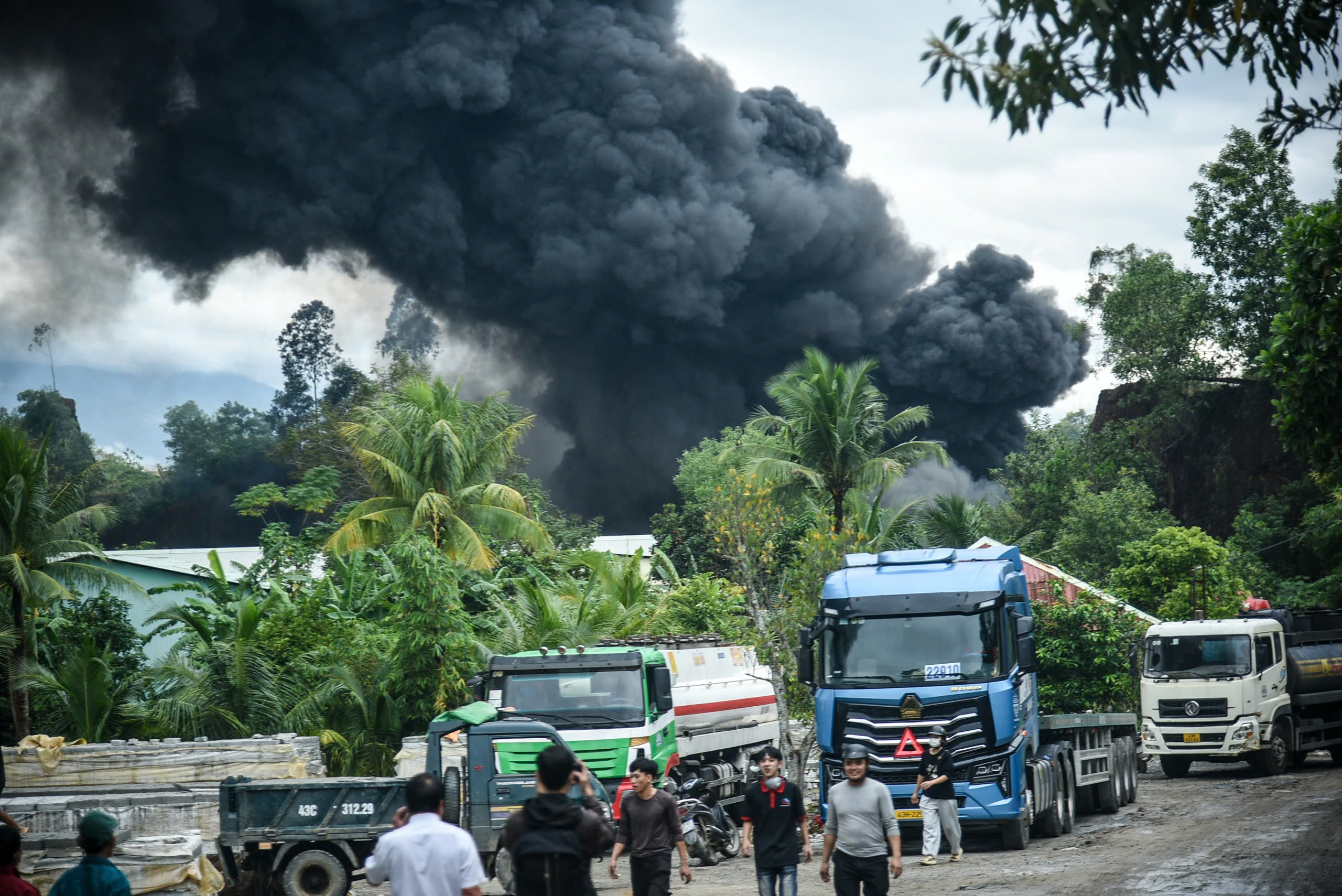 Cháy lớn tại bãi xe tải, cột khói cuồn cuộn sau Bệnh viện Hòa Vang - Ảnh 2. Cháy lớn tại bãi xe tải, cột khói cuồn cuộn sau Bệnh viện Hòa Vang - Ảnh 2.