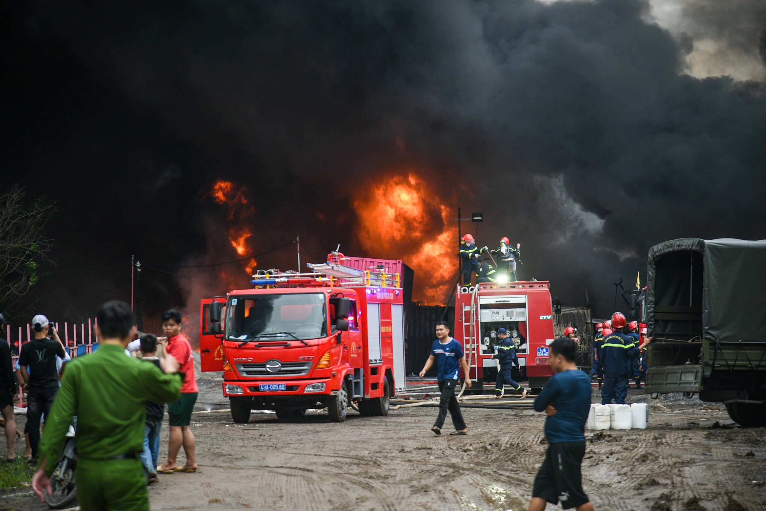 Cháy lớn tại bãi xe tải, cột khói cuồn cuộn sau Bệnh viện Hòa Vang - Ảnh 1. Cháy lớn tại bãi xe tải, cột khói cuồn cuộn sau Bệnh viện Hòa Vang - Ảnh 1.