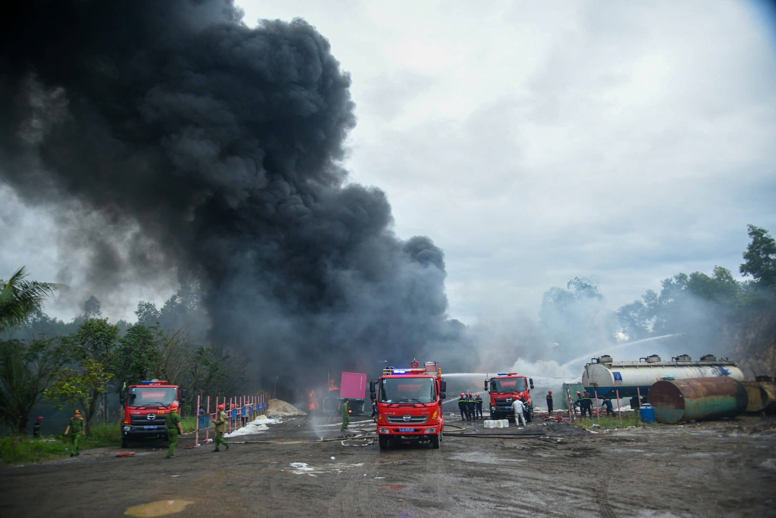 Cháy lớn tại bãi xe tải, cột khói cuồn cuộn sau Bệnh viện Hòa Vang - Ảnh 5. Cháy lớn tại bãi xe tải, cột khói cuồn cuộn sau Bệnh viện Hòa Vang - Ảnh 5.