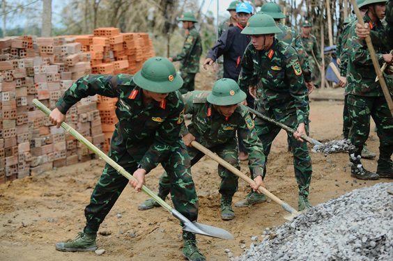 Thần tốc dựng lại mái ấm - Ảnh 1.