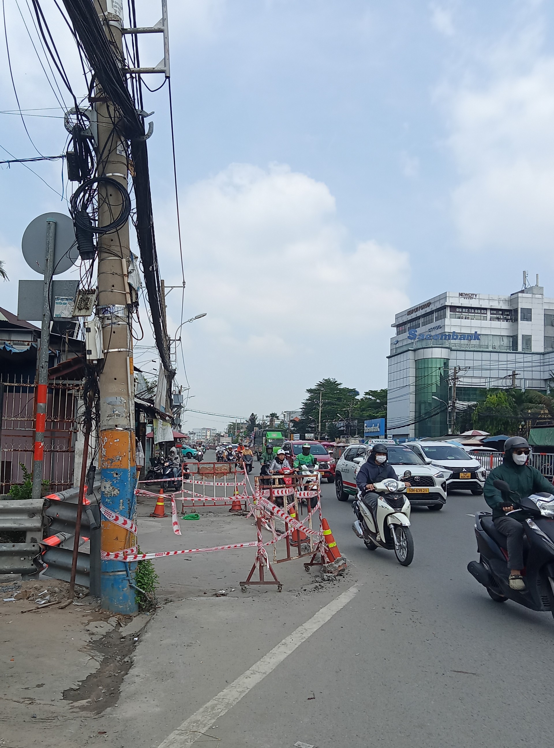 Tháo dỡ đoạn cống hộp để giảm kẹt xe - Ảnh 1.