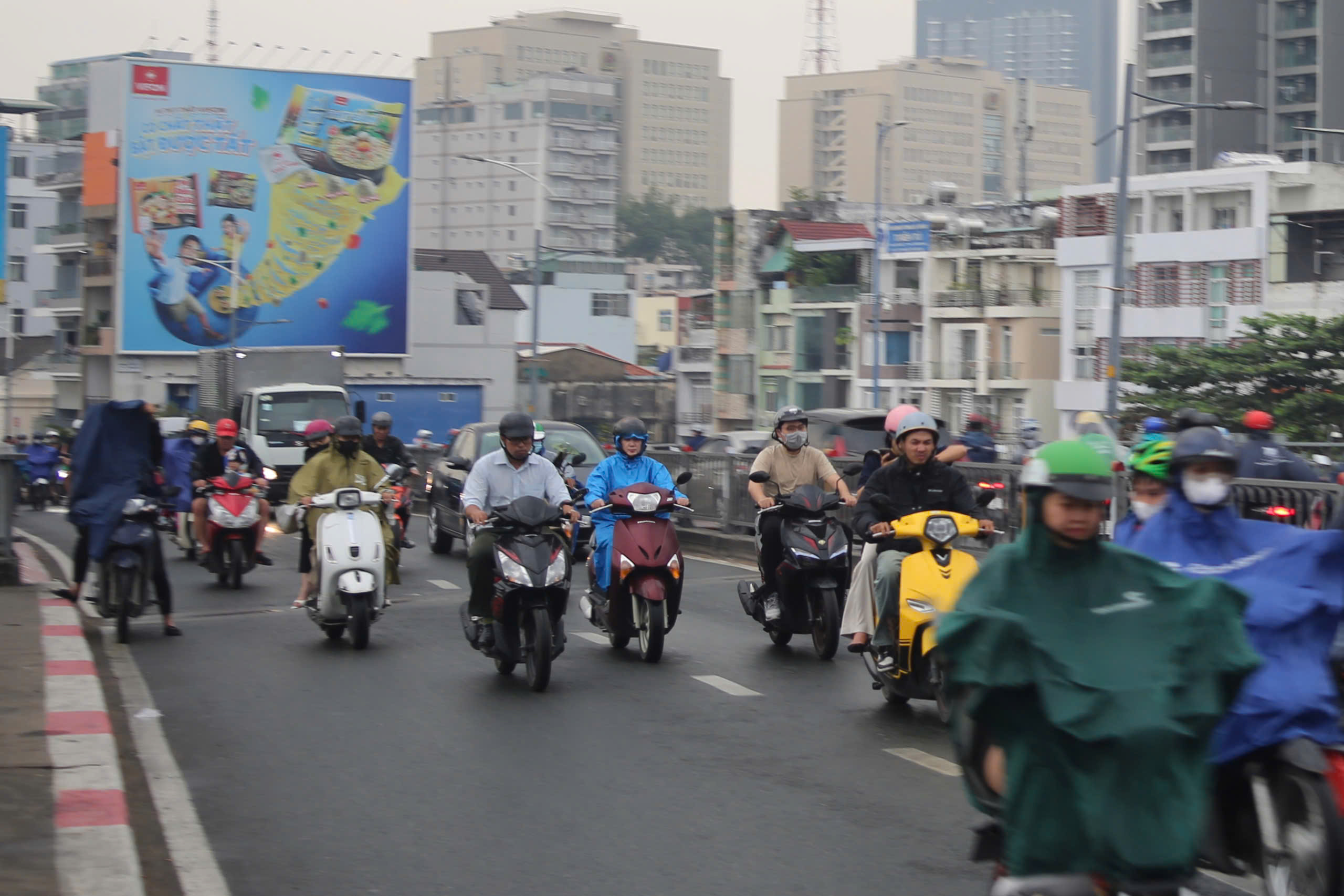 Bầu trời TPHCM tối sầm trong cơn mưa chiều - Ảnh 4.