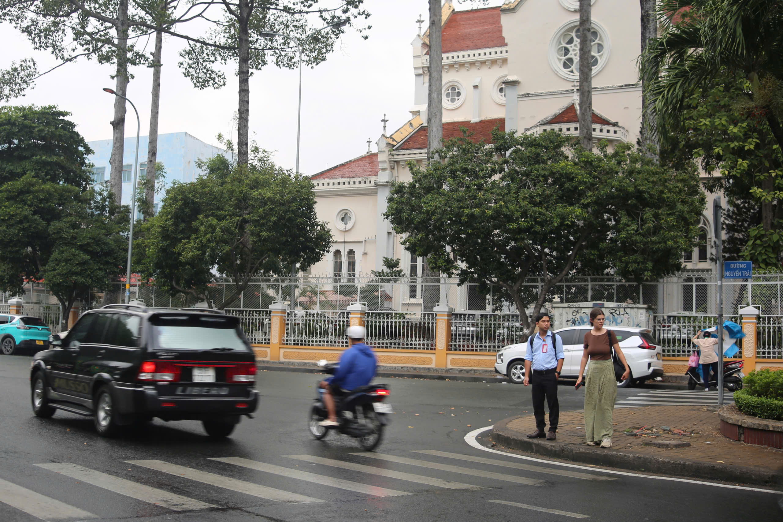Bầu trời TPHCM tối sầm trong cơn mưa chiều - Ảnh 2.