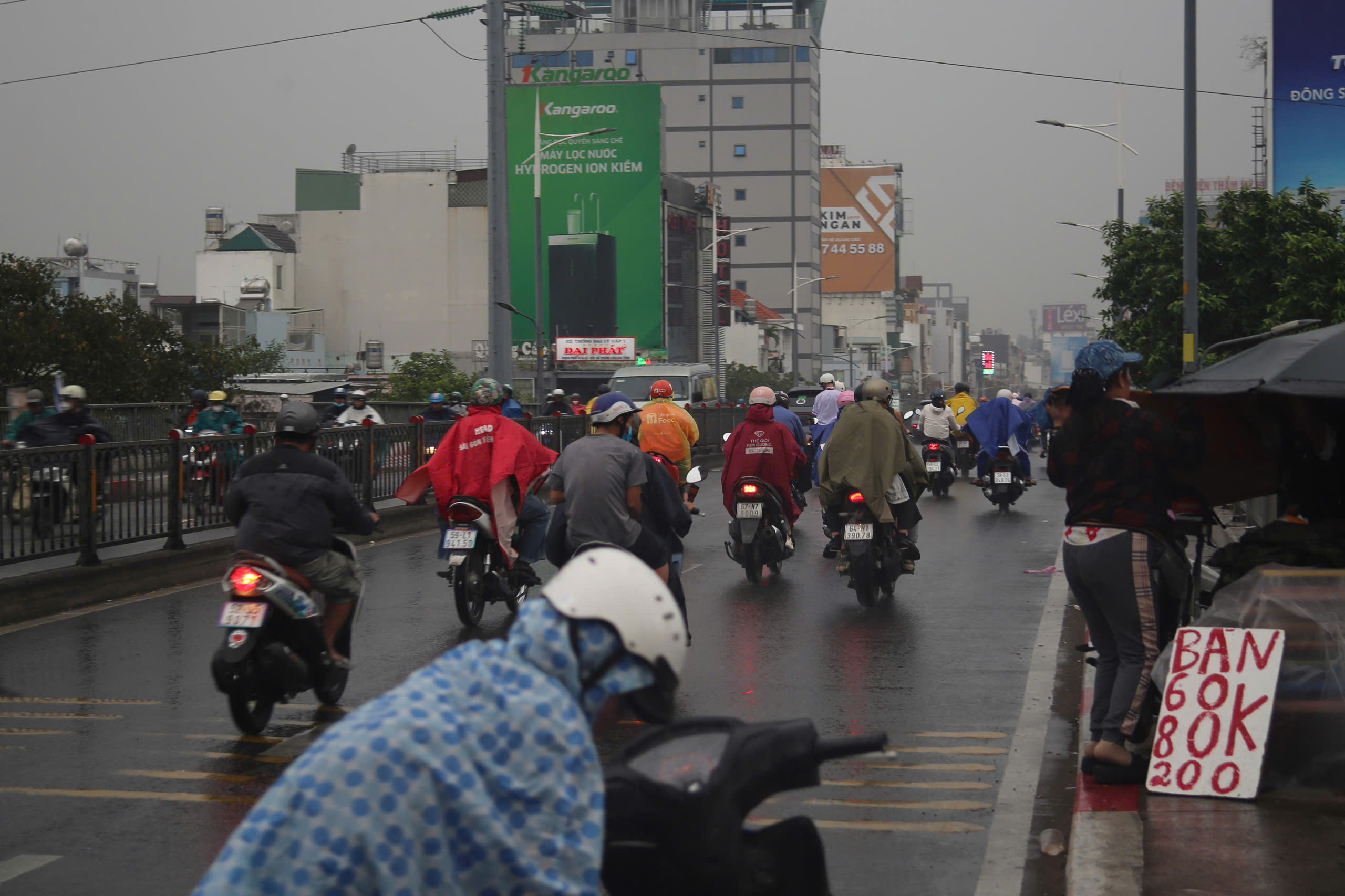 Bầu trời TPHCM tối sầm trong cơn mưa chiều - Ảnh 5.