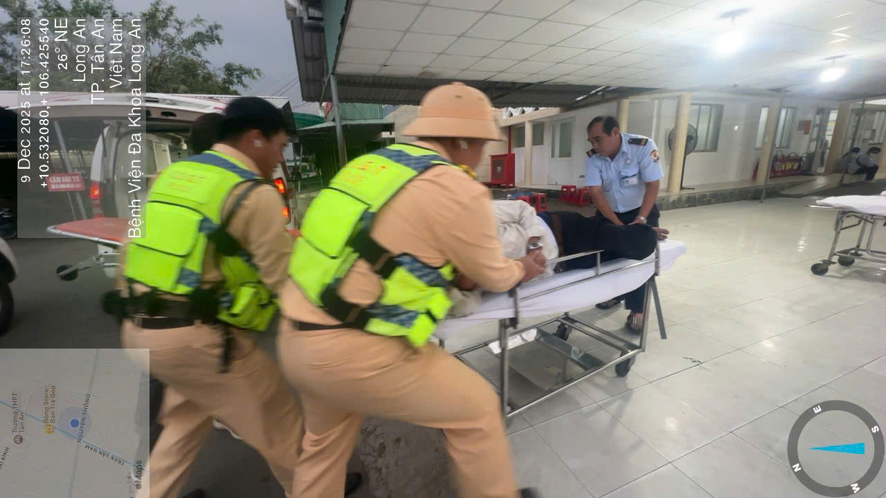 CSGT hỗ trợ khẩn cấp cho hành khách nghi nhồi máu cơ tim trên xe giường nằm - Ảnh 3. CSGT hỗ trợ khẩn cấp cho hành khách nghi nhồi máu cơ tim trên xe giường nằm - Ảnh 3.