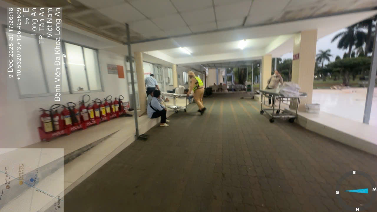 CSGT hỗ trợ khẩn cấp cho hành khách nghi nhồi máu cơ tim trên xe giường nằm - Ảnh 4. CSGT hỗ trợ khẩn cấp cho hành khách nghi nhồi máu cơ tim trên xe giường nằm - Ảnh 4.