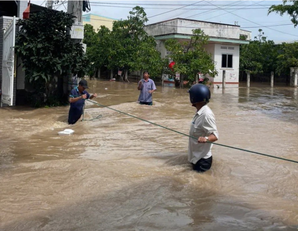 Mưa lớn dồn dập, nhiều nơi tại Khánh Hòa ngập cục bộ, sạt lở taluy - Ảnh 1.
