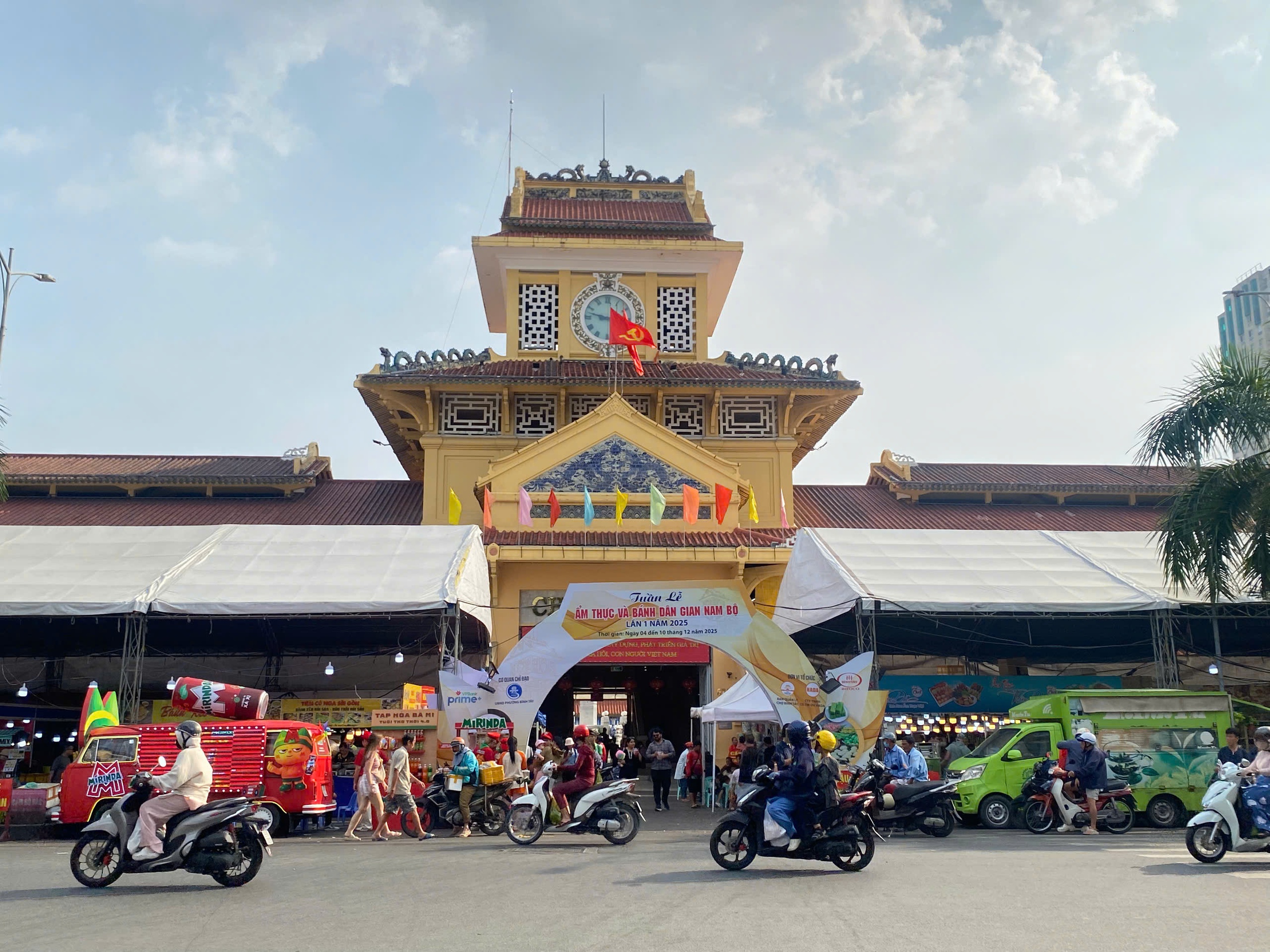 Du khách nước ngòai trải nghiệm văn hóa bản địa Tại chợ Bình Tây Sài Gòn - Ảnh 1. Du khách nước ngòai trải nghiệm văn hóa bản địa Tại chợ Bình Tây Sài Gòn - Ảnh 1.