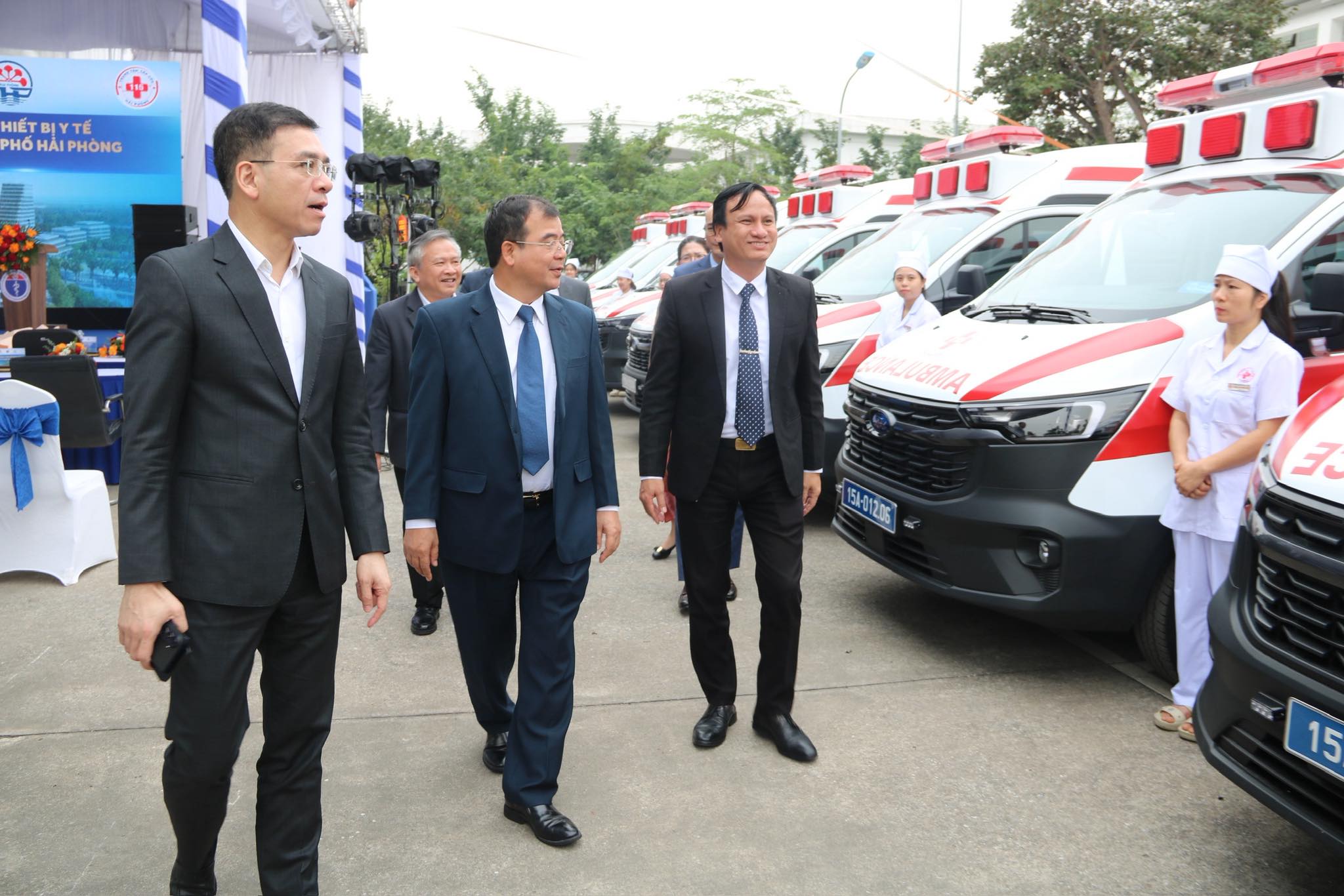 Hải Phòng tiếp nhận 15 xe cứu thương hiện đại với giá trị hơn 26 tỷ đồng - Ảnh 2.