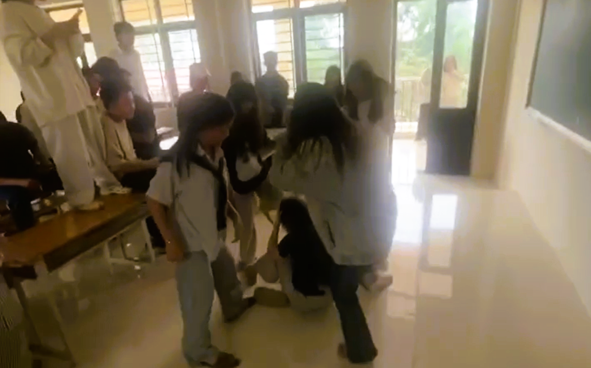 Nữ sinh lớp 10 ở Thanh Hóa bị "đánh hội đồng" giữa lớp học - Ảnh 1.