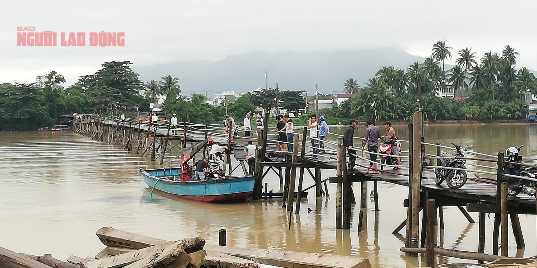 Tây Nha Trang: Ớn lạnh đi học bằng đò vì cầu Phú Kiểng bị trôi - Ảnh 1.