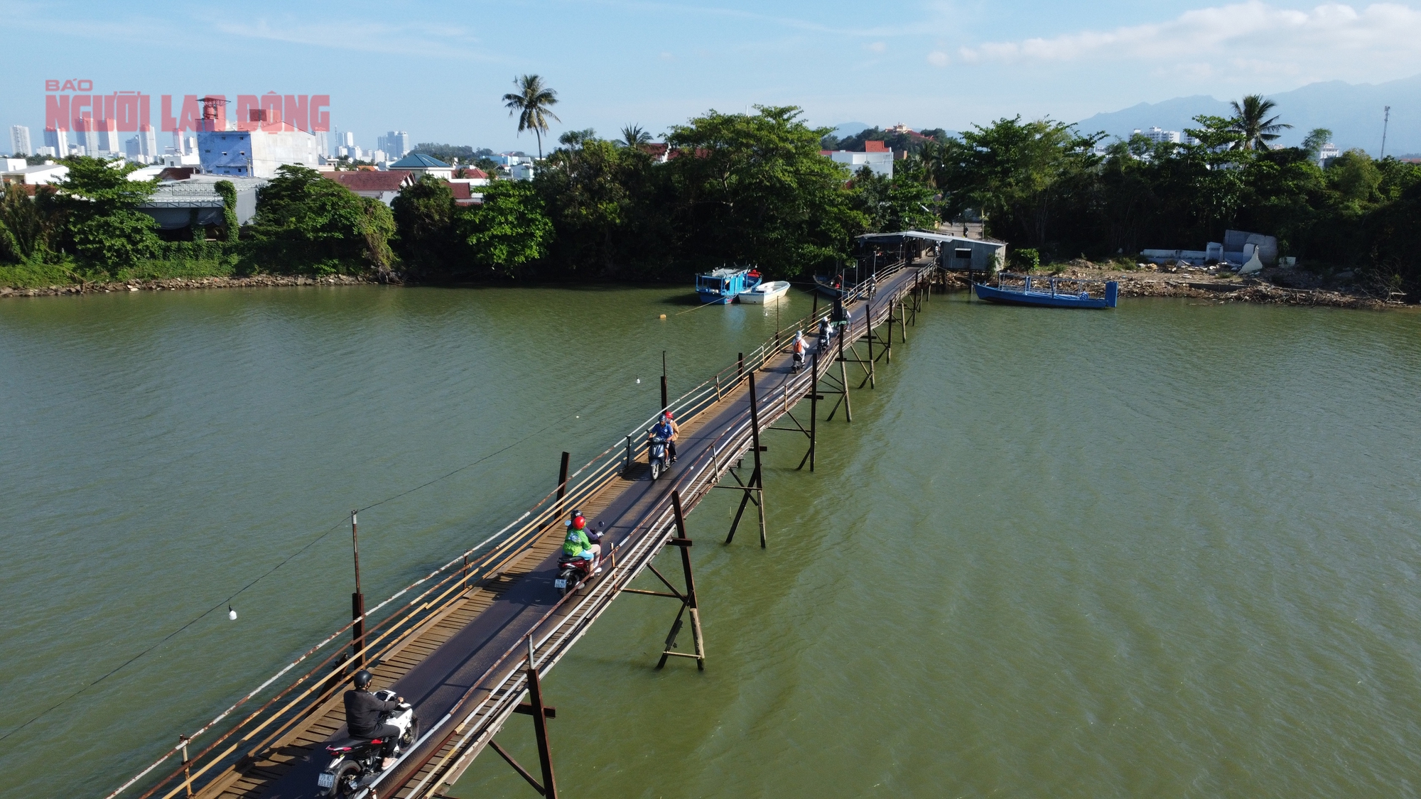 Tây Nha Trang: Ớn lạnh đi học bằng đò vì cầu Phú Kiểng bị trôi - Ảnh 2.