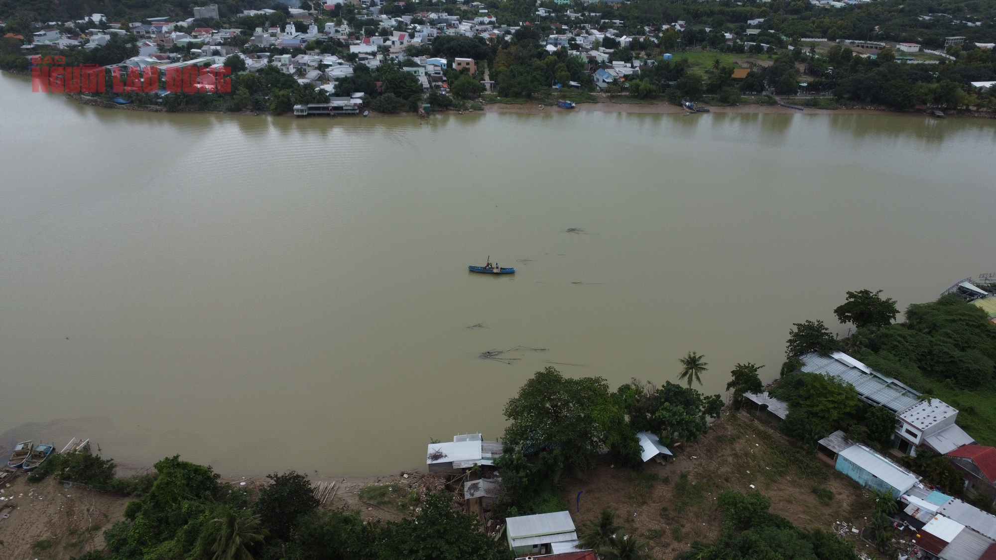 Tây Nha Trang: Ớn lạnh đi học bằng đò vì cầu Phú Kiểng bị trôi - Ảnh 3.