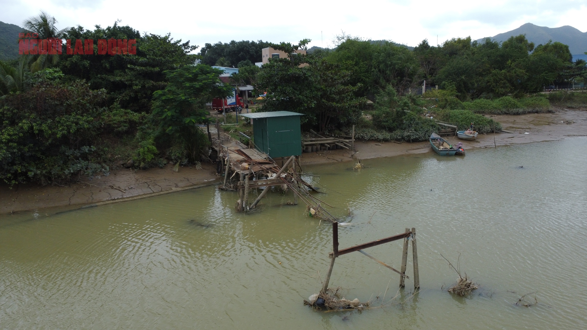 Tây Nha Trang: Ớn lạnh đi học bằng đò vì cầu Phú Kiểng bị trôi - Ảnh 4.