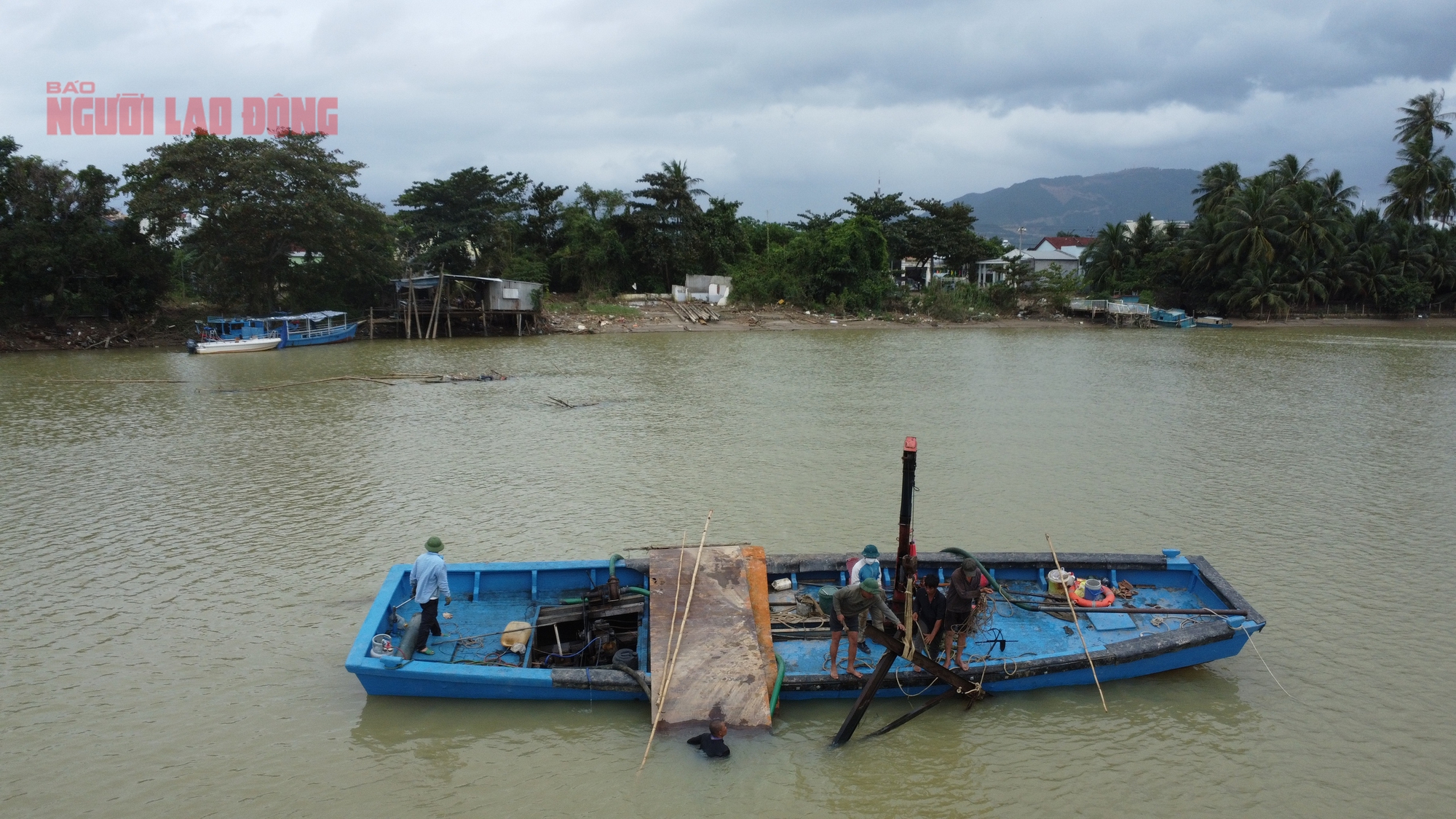 Tây Nha Trang: Ớn lạnh đi học bằng đò vì cầu Phú Kiểng bị trôi - Ảnh 6.