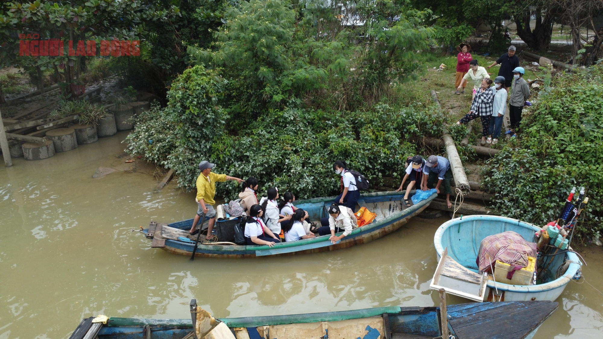 Tây Nha Trang: Ớn lạnh đi học bằng đò vì cầu Phú Kiểng bị trôi - Ảnh 8.