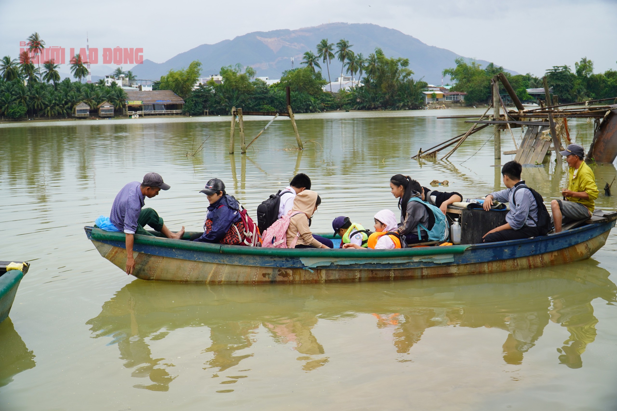 Tây Nha Trang: Ớn lạnh đi học bằng đò vì cầu Phú Kiểng bị trôi - Ảnh 9.
