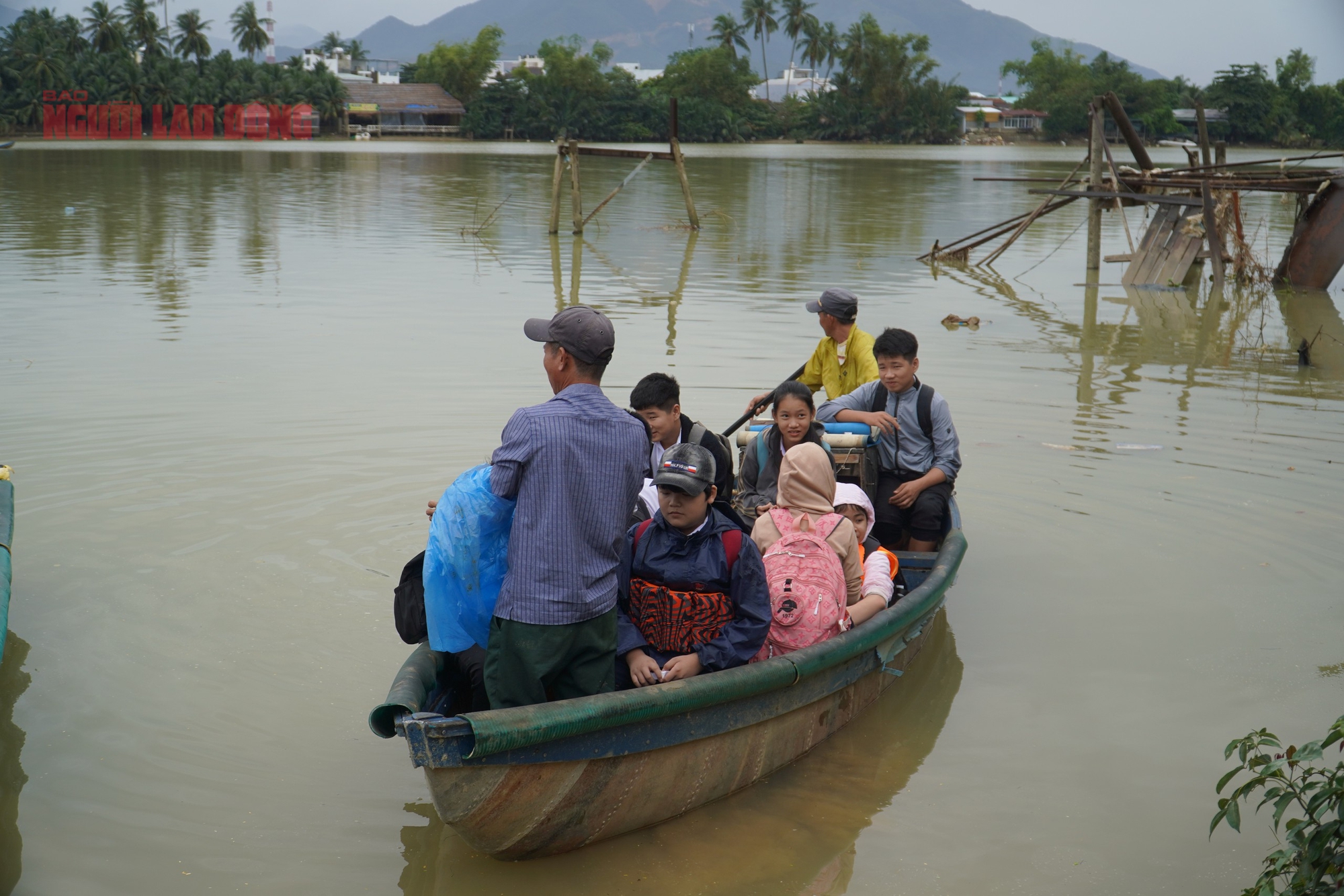 Tây Nha Trang: Ớn lạnh đi học bằng đò vì cầu Phú Kiểng bị trôi - Ảnh 10.