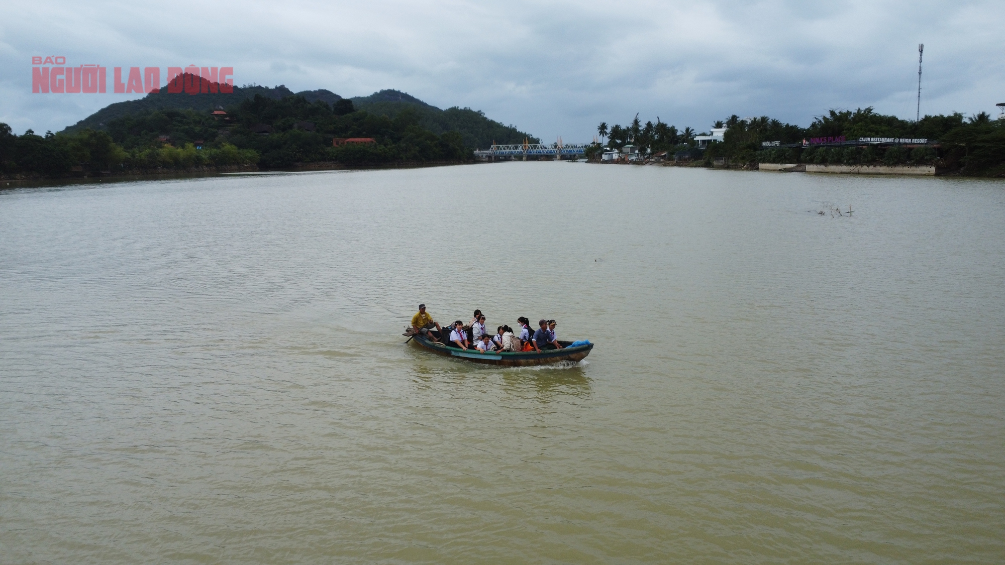 Tây Nha Trang: Ớn lạnh đi học bằng đò vì cầu Phú Kiểng bị trôi - Ảnh 12.