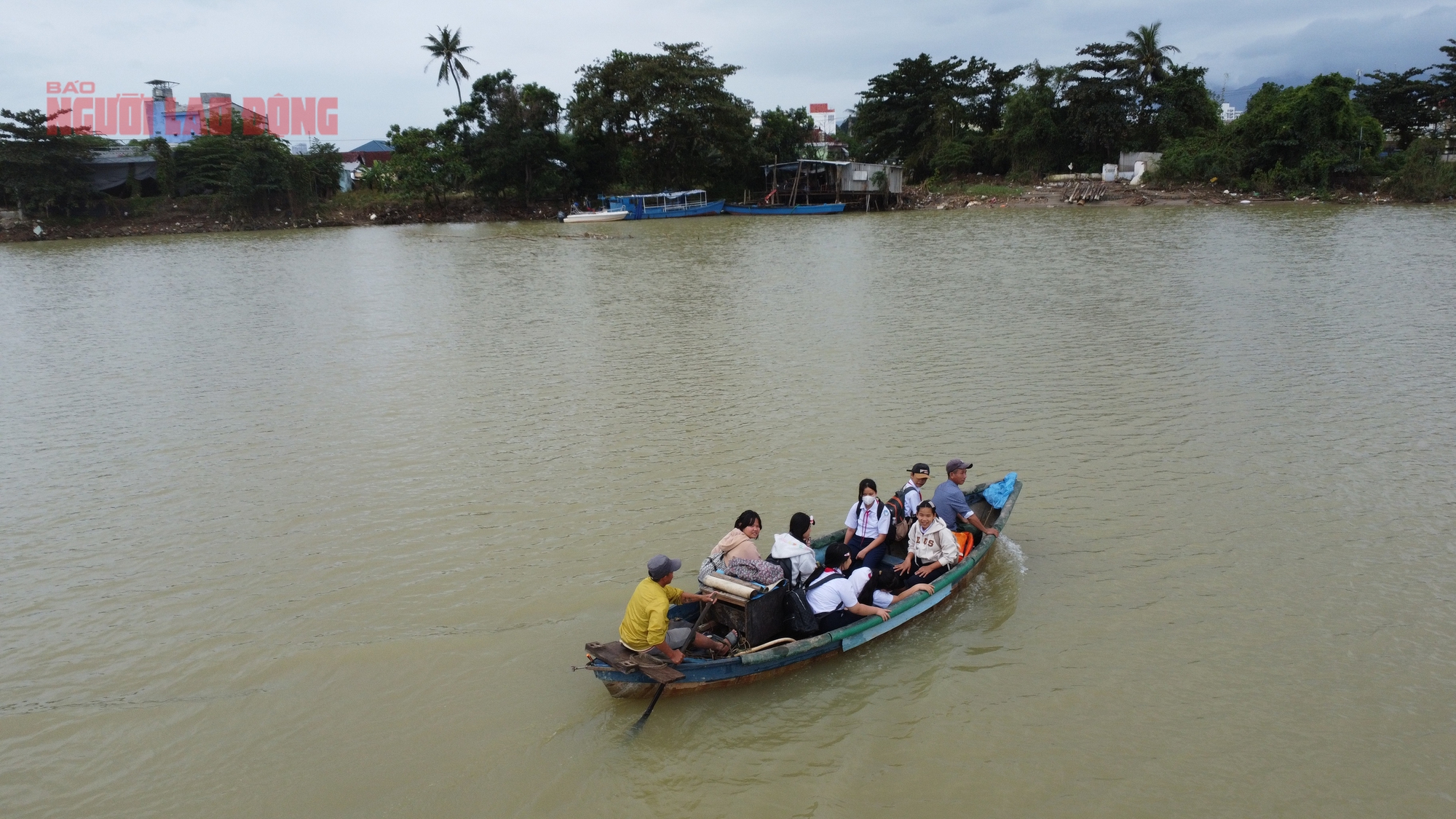 Tây Nha Trang: Ớn lạnh đi học bằng đò vì cầu Phú Kiểng bị trôi - Ảnh 13.