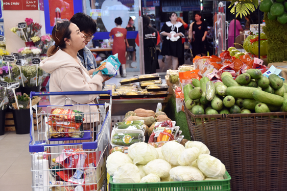 Gồng sức kìm giữ giá cả hàng hóa - Ảnh 1. Gồng sức kìm giữ giá cả hàng hóa - Ảnh 1.