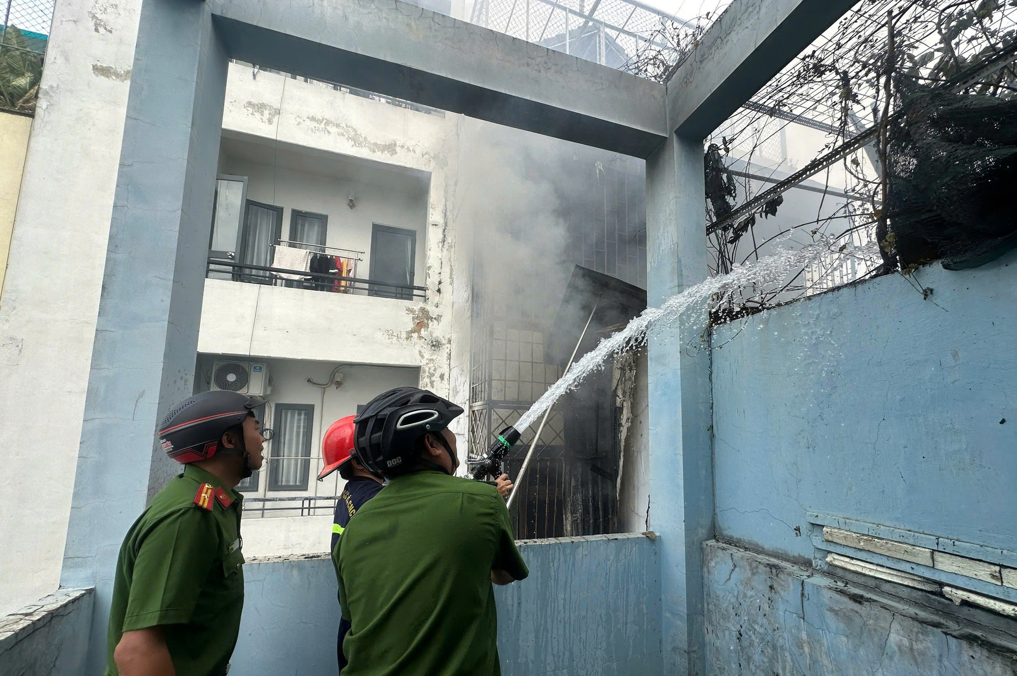 Cháy nhà TPHCM: Cảnh sát cứu 2 người thoát khỏi lửa dữ - Ảnh 2. Cháy nhà TPHCM: Cảnh sát cứu 2 người thoát khỏi lửa dữ - Ảnh 2.