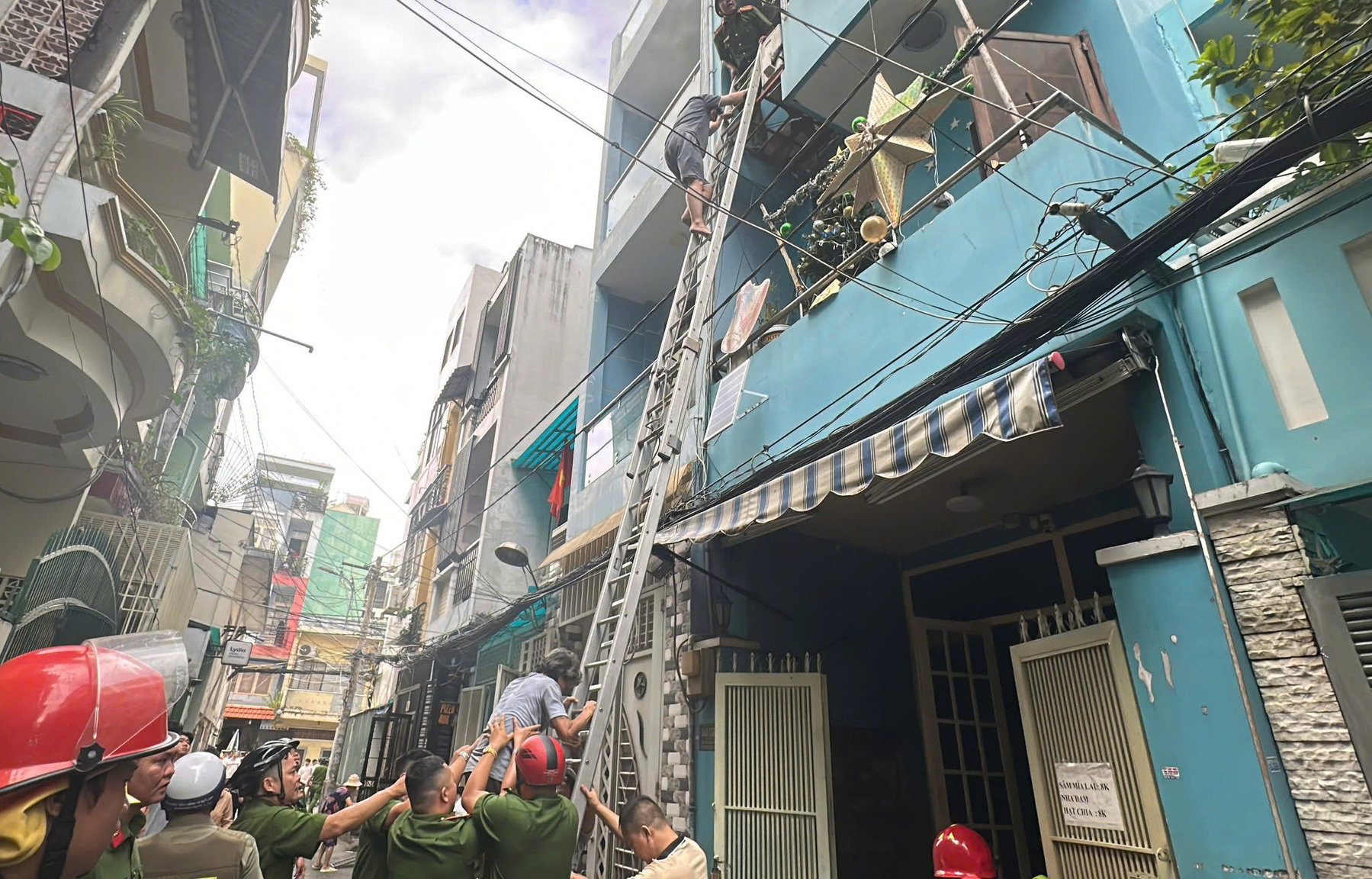 Cháy nhà TPHCM: Cảnh sát cứu 2 người thoát khỏi lửa dữ - Ảnh 1. Cháy nhà TPHCM: Cảnh sát cứu 2 người thoát khỏi lửa dữ - Ảnh 1.