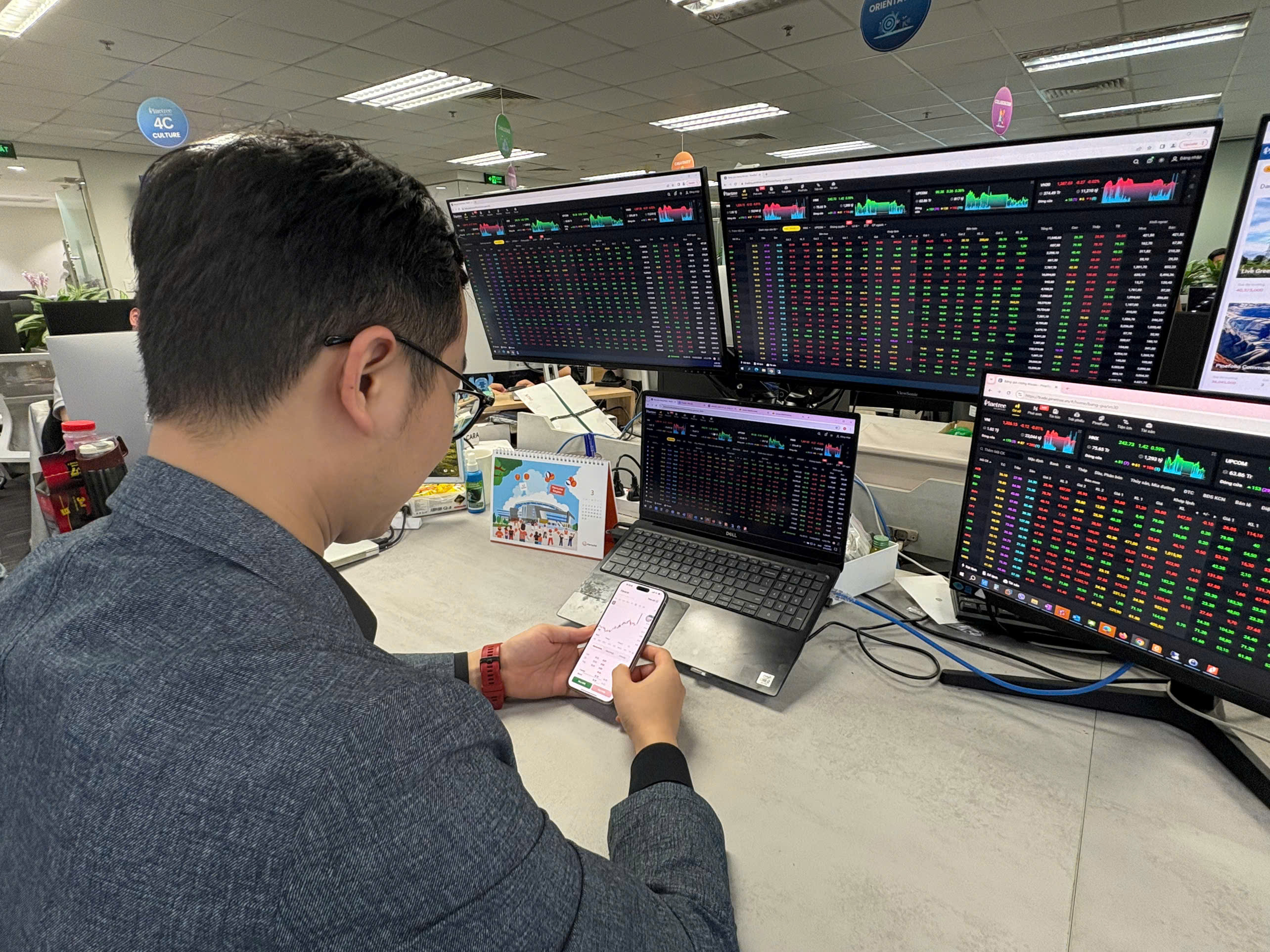 Chứng khoán giảm sâu không lý do rõ rệt - Ảnh 1.