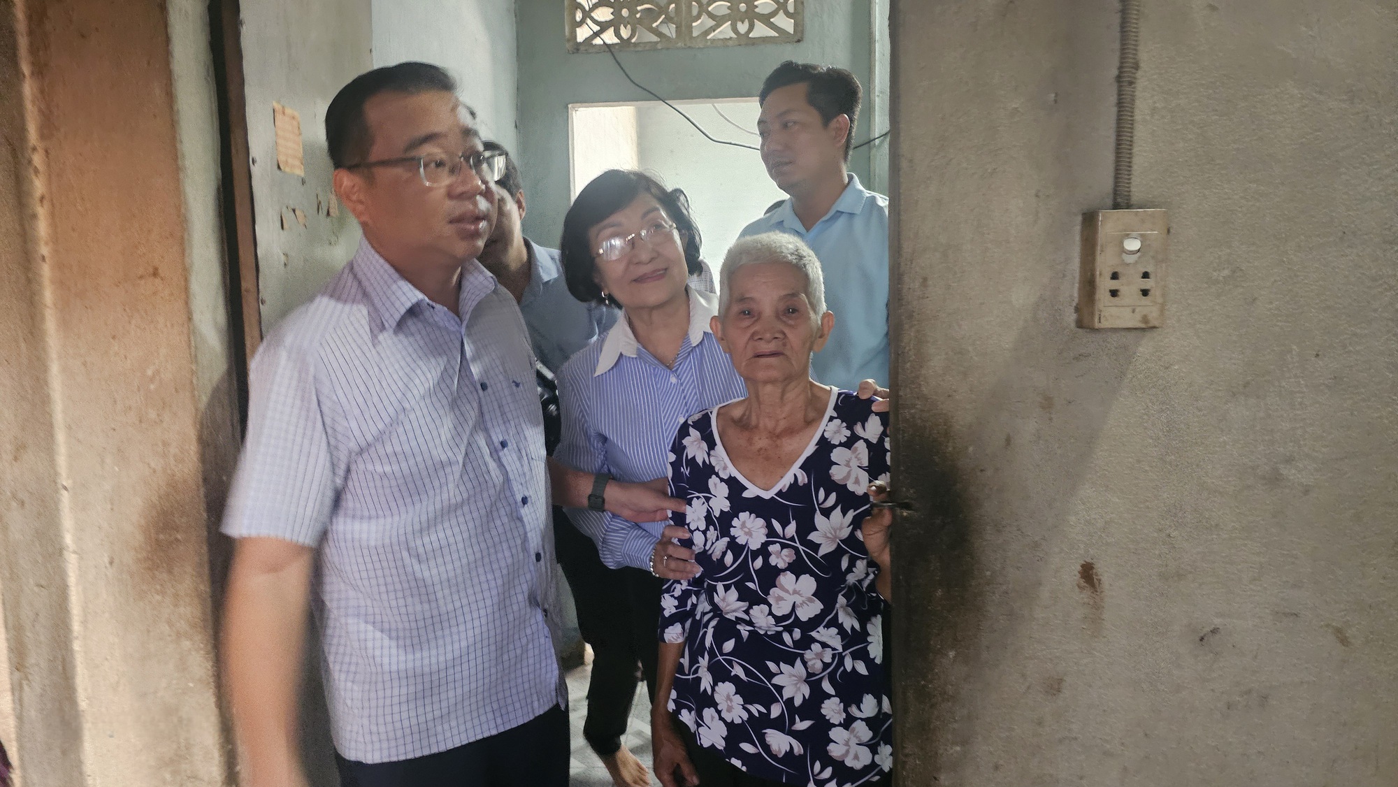 Cụ bà 74 tuổi ở Bình Dương xúc động khi nhận hỗ trợ hộ nghèo sửa nhà xuống cấp - Ảnh 2.