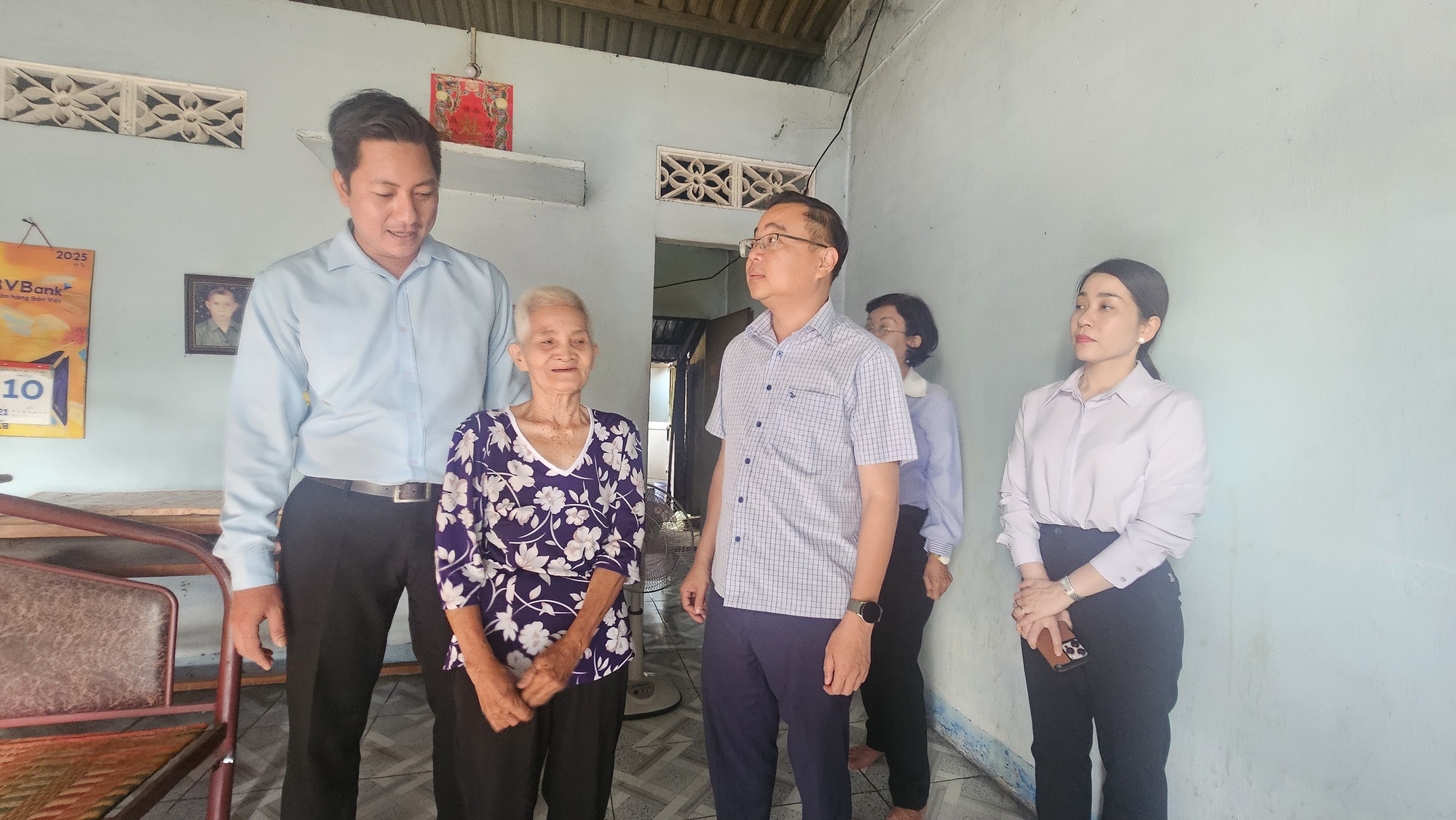 Cụ bà 74 tuổi ở Bình Dương xúc động khi nhận hỗ trợ hộ nghèo sửa nhà xuống cấp - Ảnh 3.