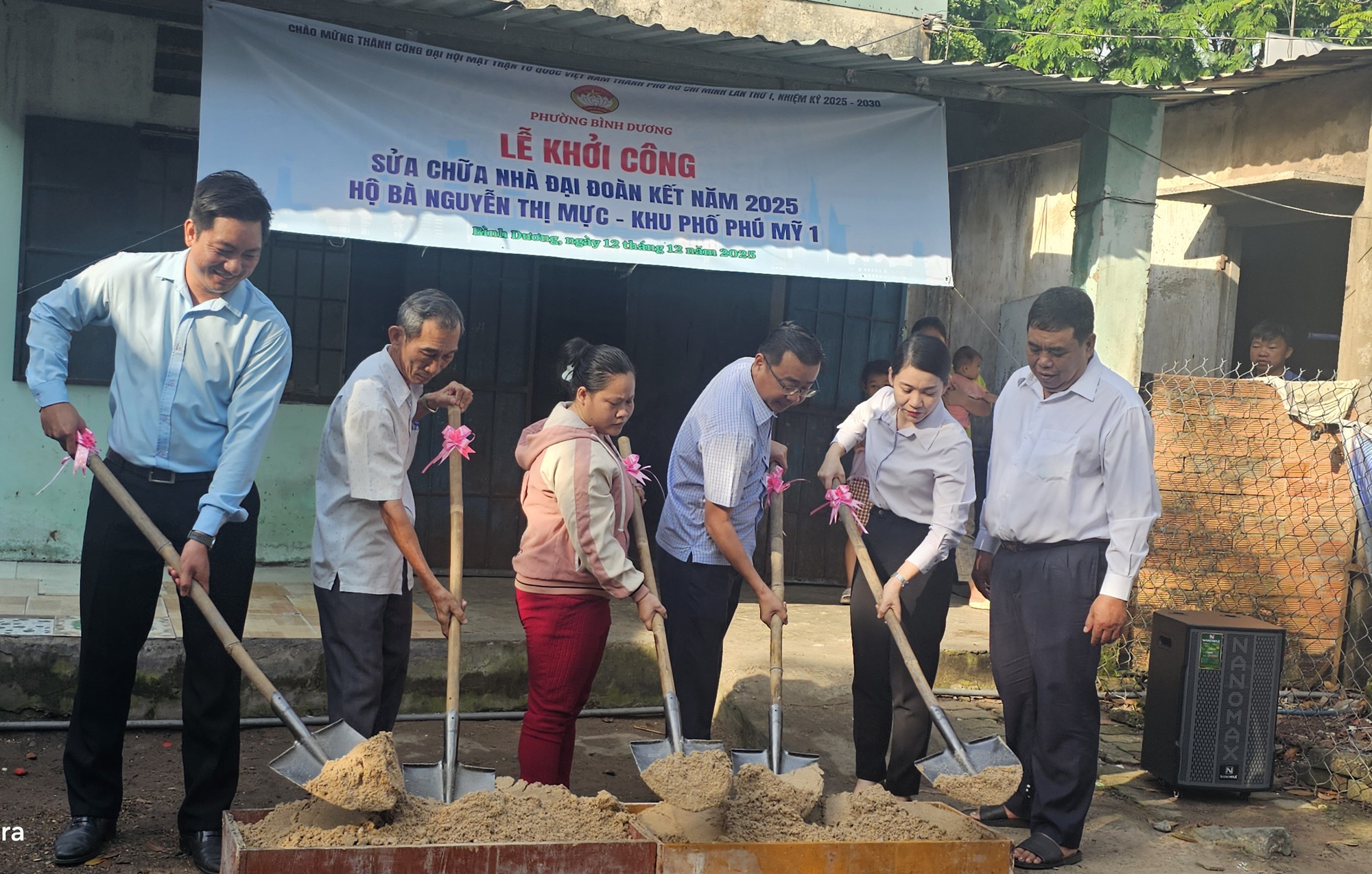 Cụ bà 74 tuổi ở Bình Dương xúc động khi nhận hỗ trợ hộ nghèo sửa nhà xuống cấp - Ảnh 6.