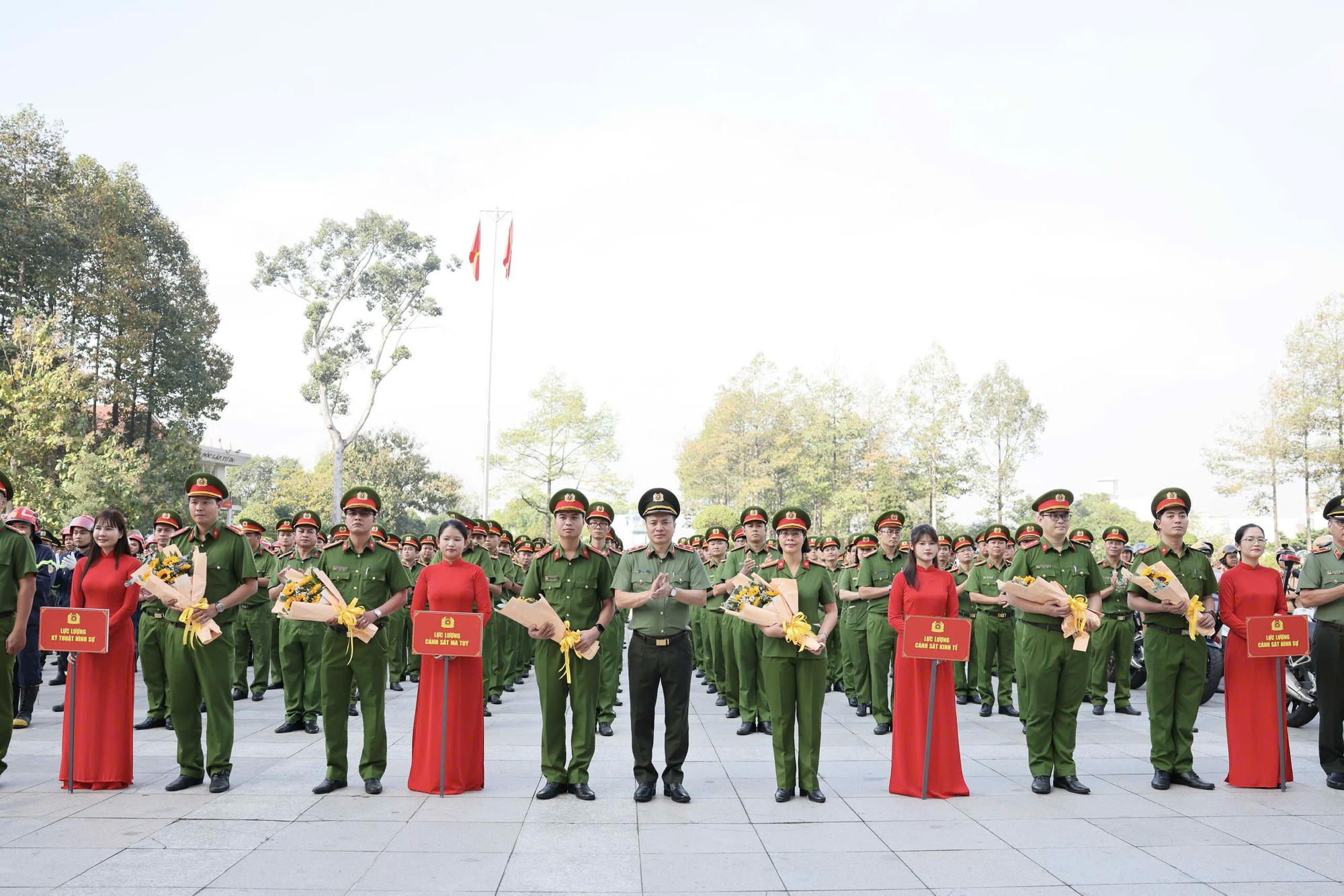 Giám đốc Công an TPHCM phát lệnh ra quân trấn áp tội phạm dịp Tết Nguyên đán 2026 - Ảnh 3.