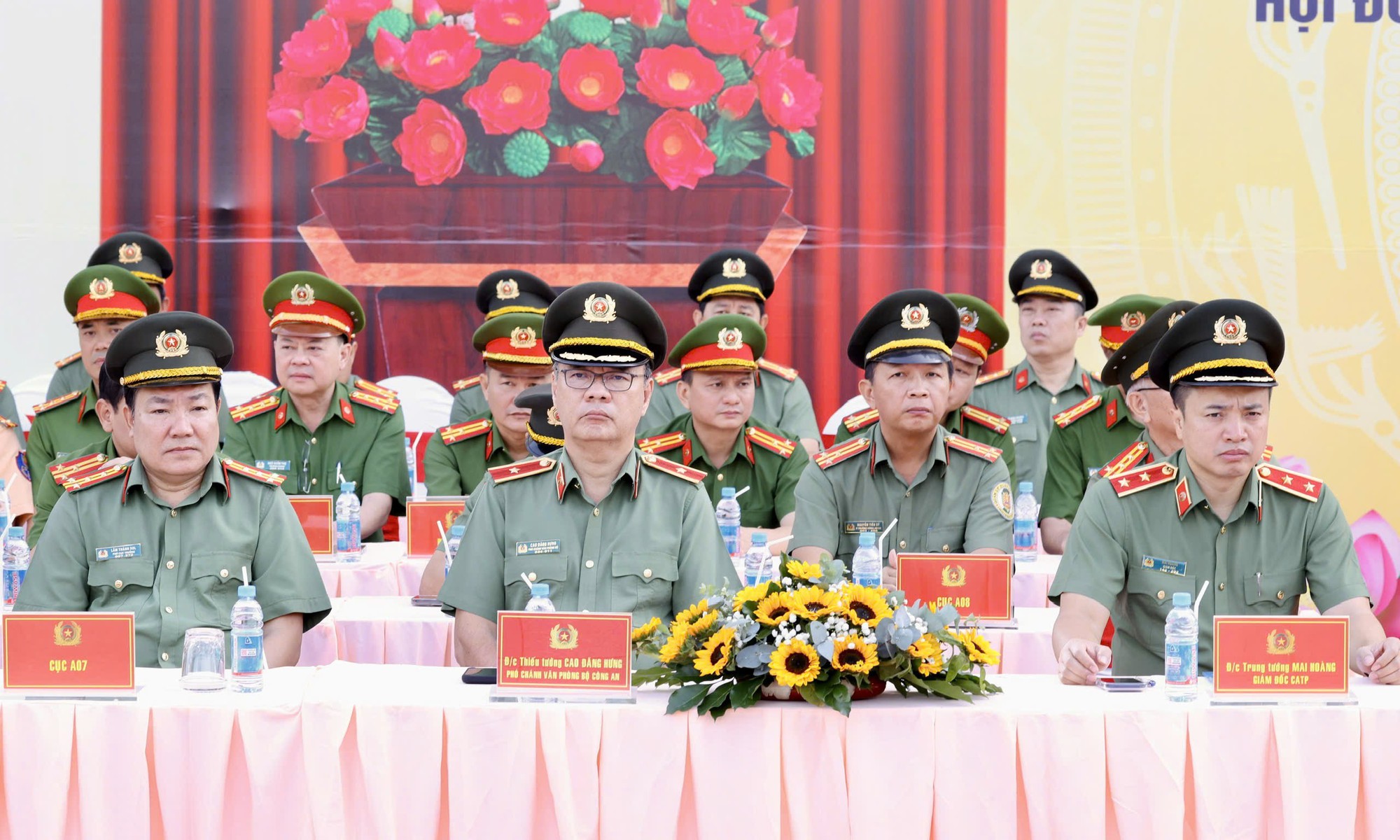 Giám đốc Công an TPHCM phát lệnh ra quân trấn áp tội phạm dịp Tết Nguyên đán 2026 - Ảnh 2.