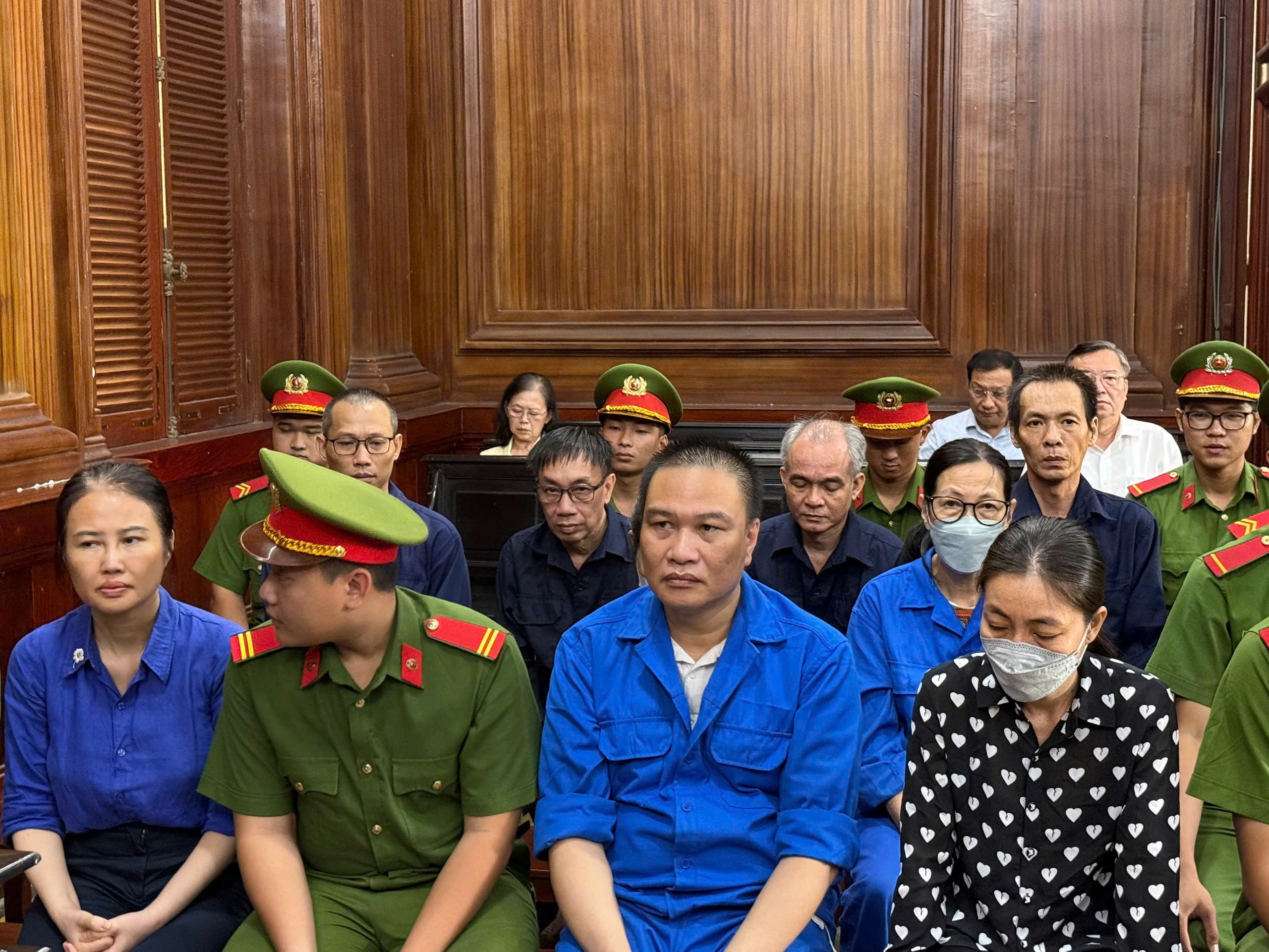 Cựu giám đốc Sở GD-ĐT TPHCM gây thiệt hại hơn 142 tỉ đồng, nhận án treo - Ảnh 2.