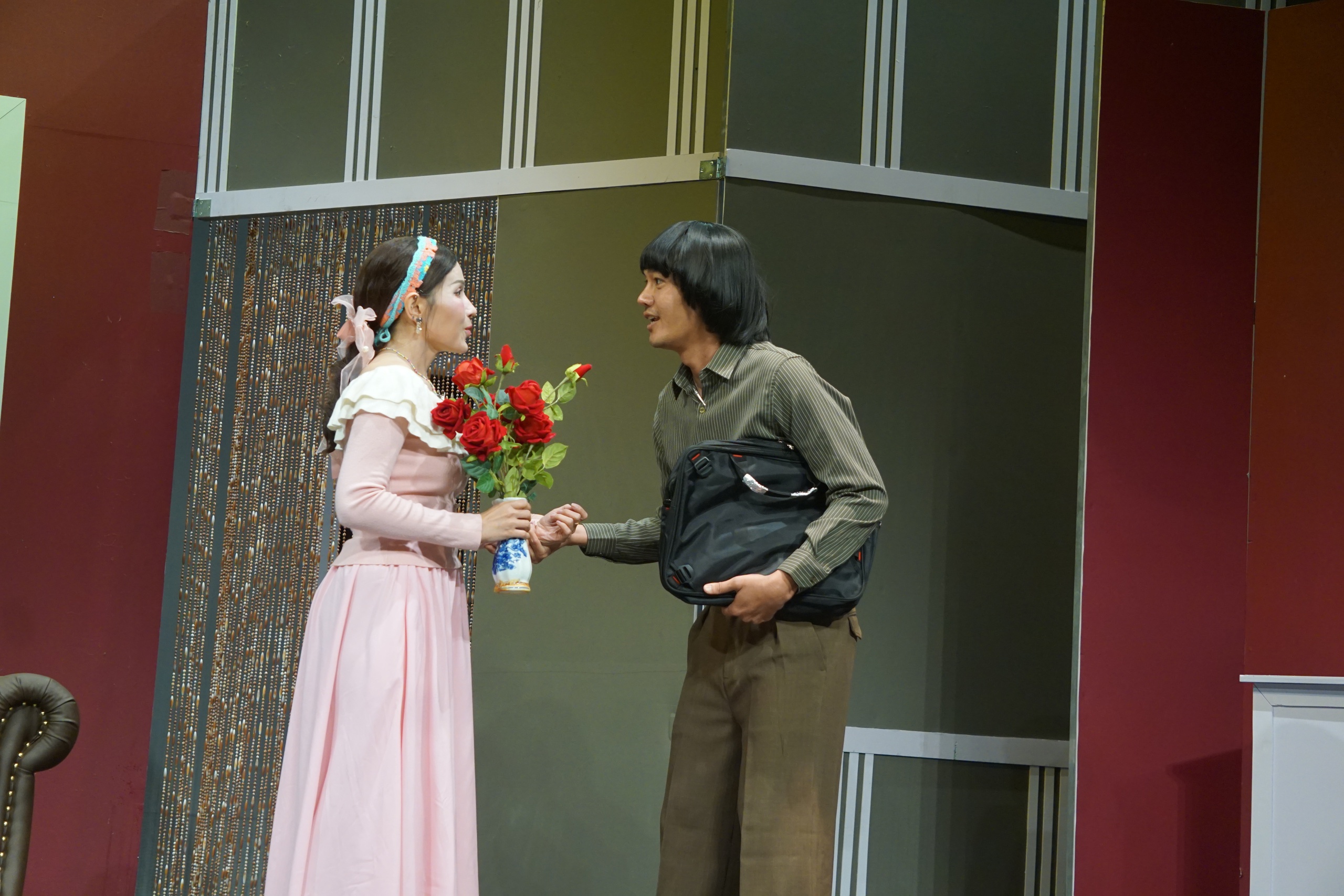 Thu Trang, Tiến Luật, Khả Như, Quang Tuấn quậy tung nóc "Sinh nhật triệu đô" - Ảnh 1.