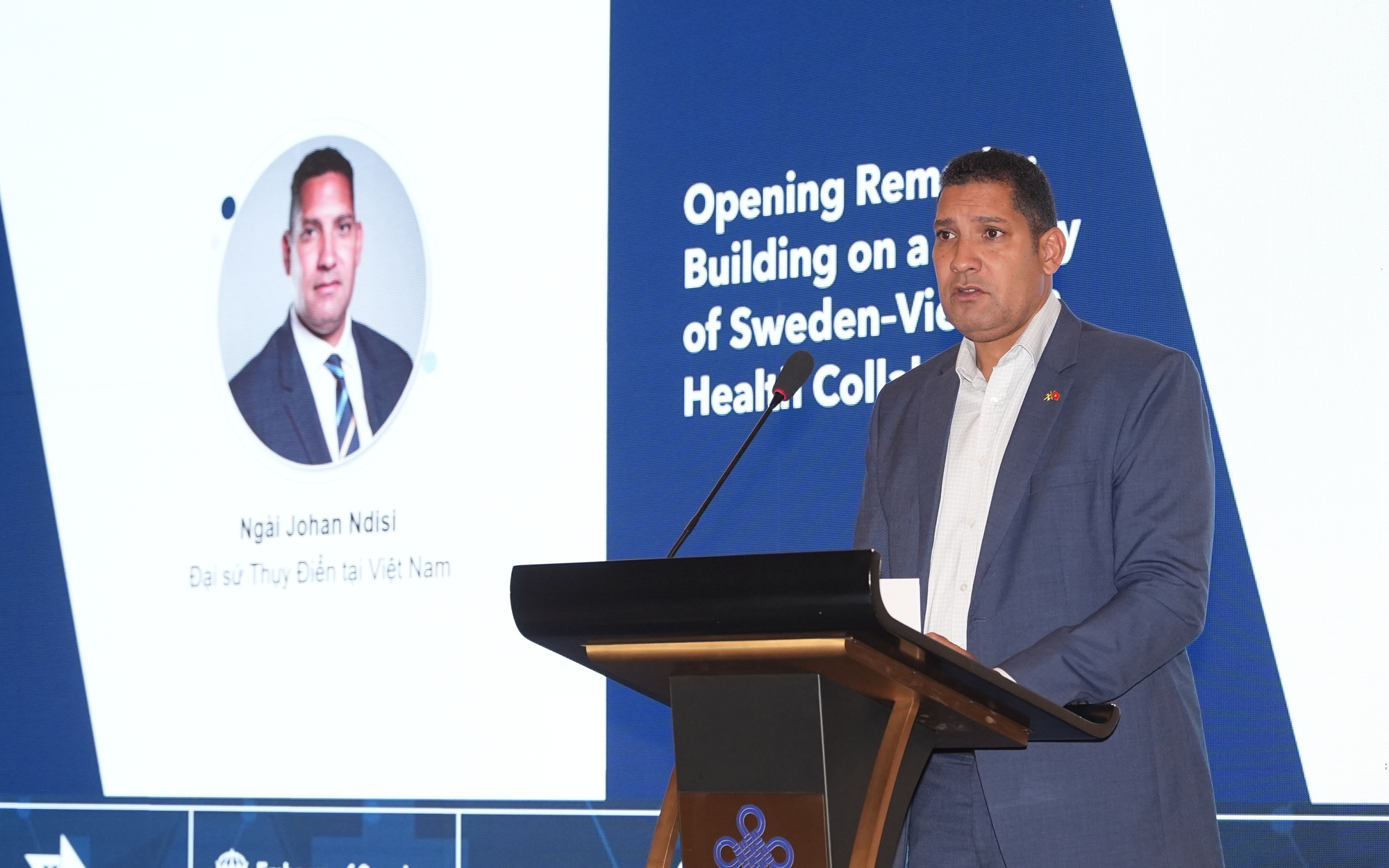 Thụy Điển trao 400 mũ bảo hiểm cho học sinh H&agrave; Nội - Ảnh 2.