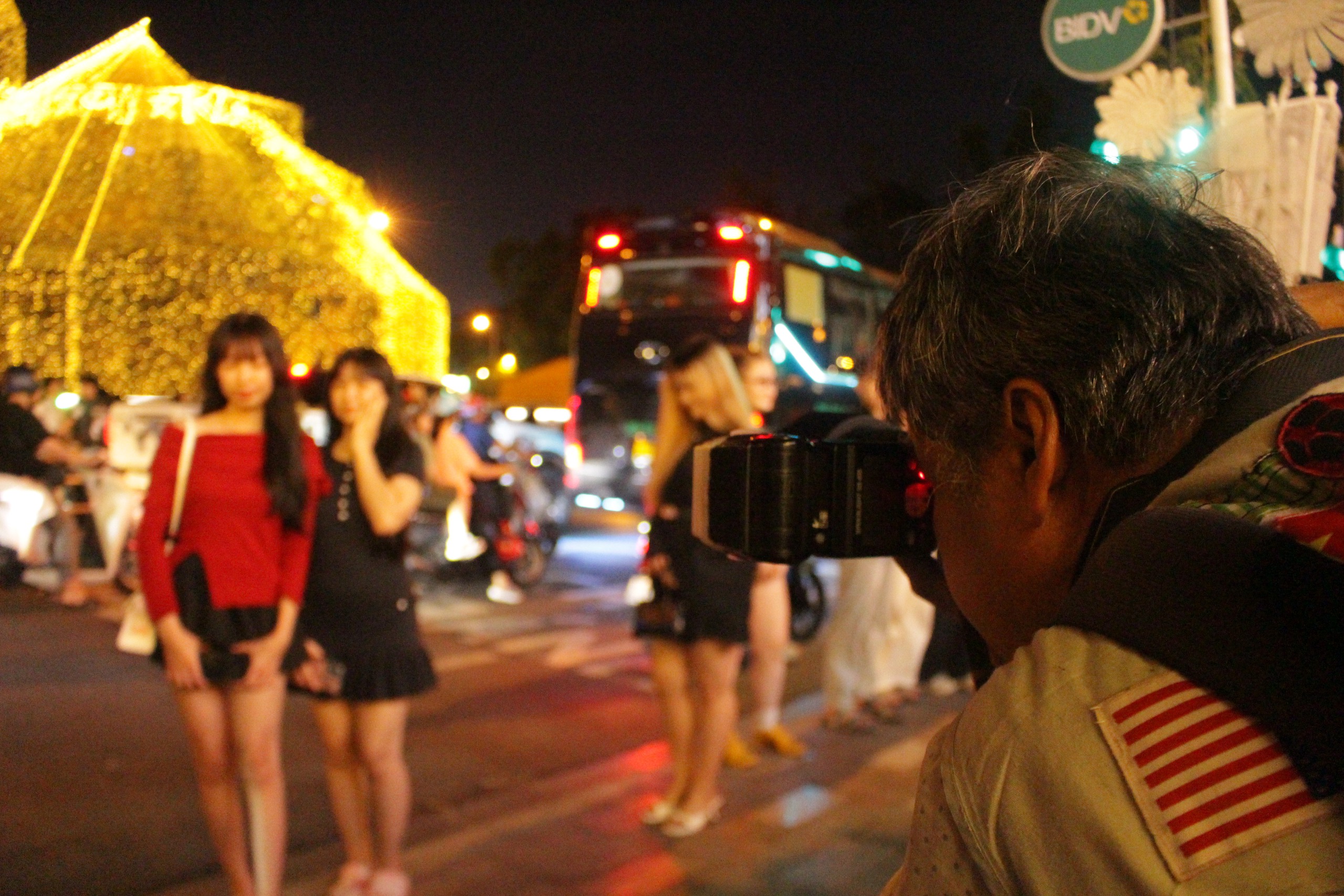 Thợ chụp ảnh dạo hút khách mùa Giáng sinh 2025 tại Nhà thờ Đức Bà - Ảnh 4. Thợ chụp ảnh dạo hút khách mùa Giáng sinh 2025 tại Nhà thờ Đức Bà - Ảnh 4.