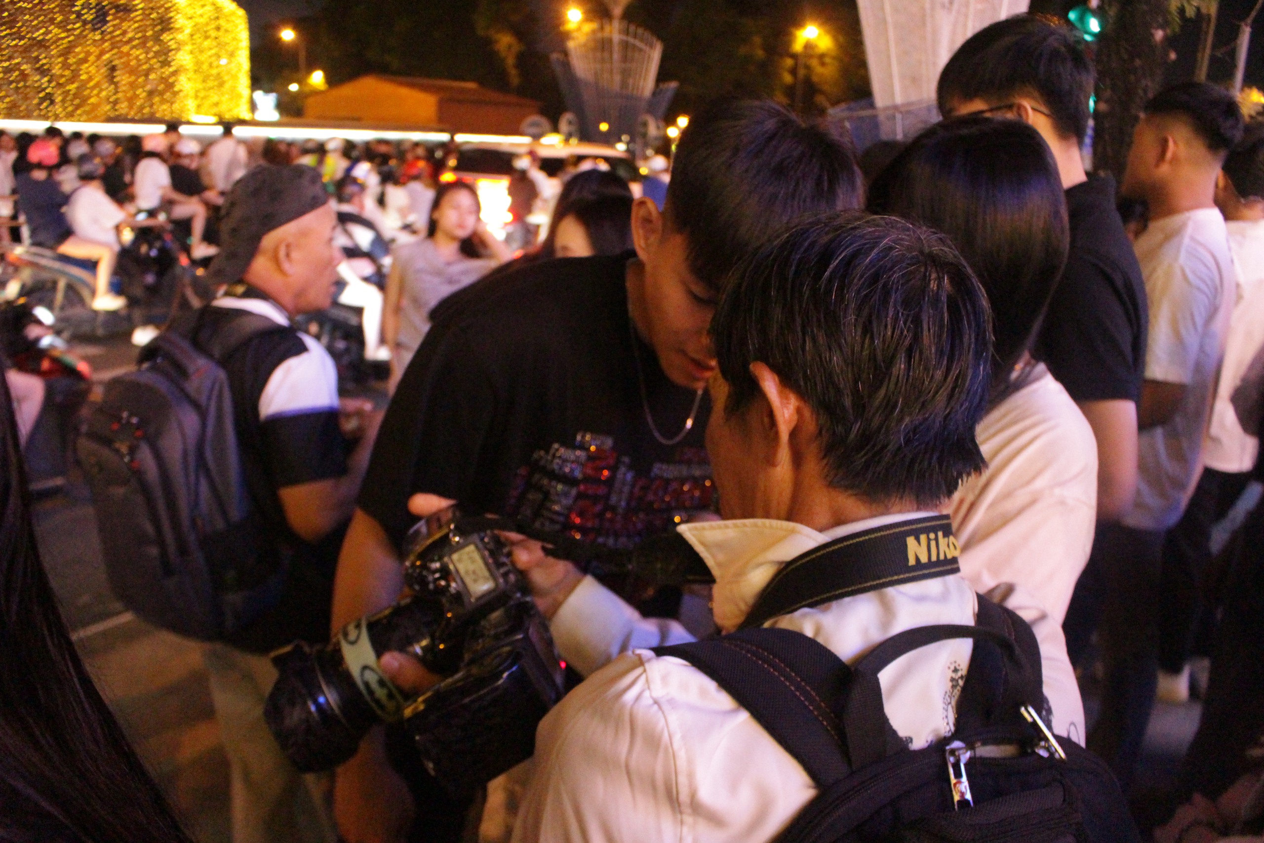 Thợ chụp ảnh dạo hút khách mùa Giáng sinh 2025 tại Nhà thờ Đức Bà - Ảnh 5. Thợ chụp ảnh dạo hút khách mùa Giáng sinh 2025 tại Nhà thờ Đức Bà - Ảnh 5.