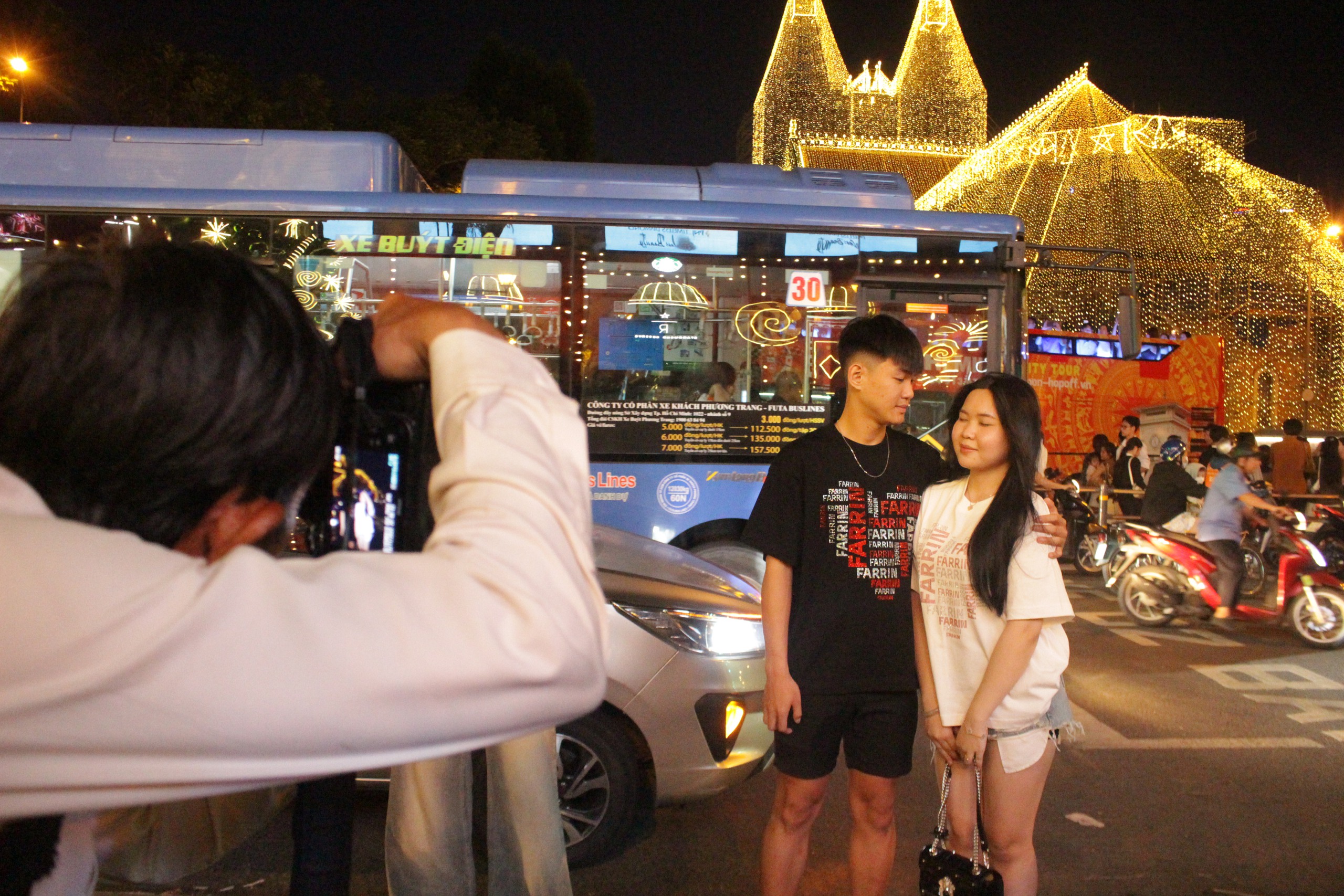 Thợ chụp ảnh dạo hút khách mùa Giáng sinh 2025 tại Nhà thờ Đức Bà - Ảnh 6. Thợ chụp ảnh dạo hút khách mùa Giáng sinh 2025 tại Nhà thờ Đức Bà - Ảnh 6.