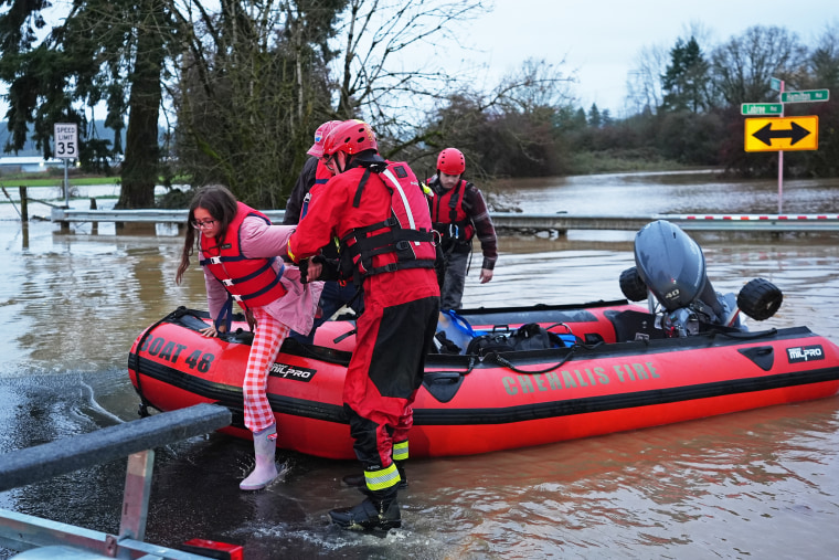 Mưa lũ lịch sử, bang Washington ban bố tình trạng khẩn cấp - Ảnh 1.