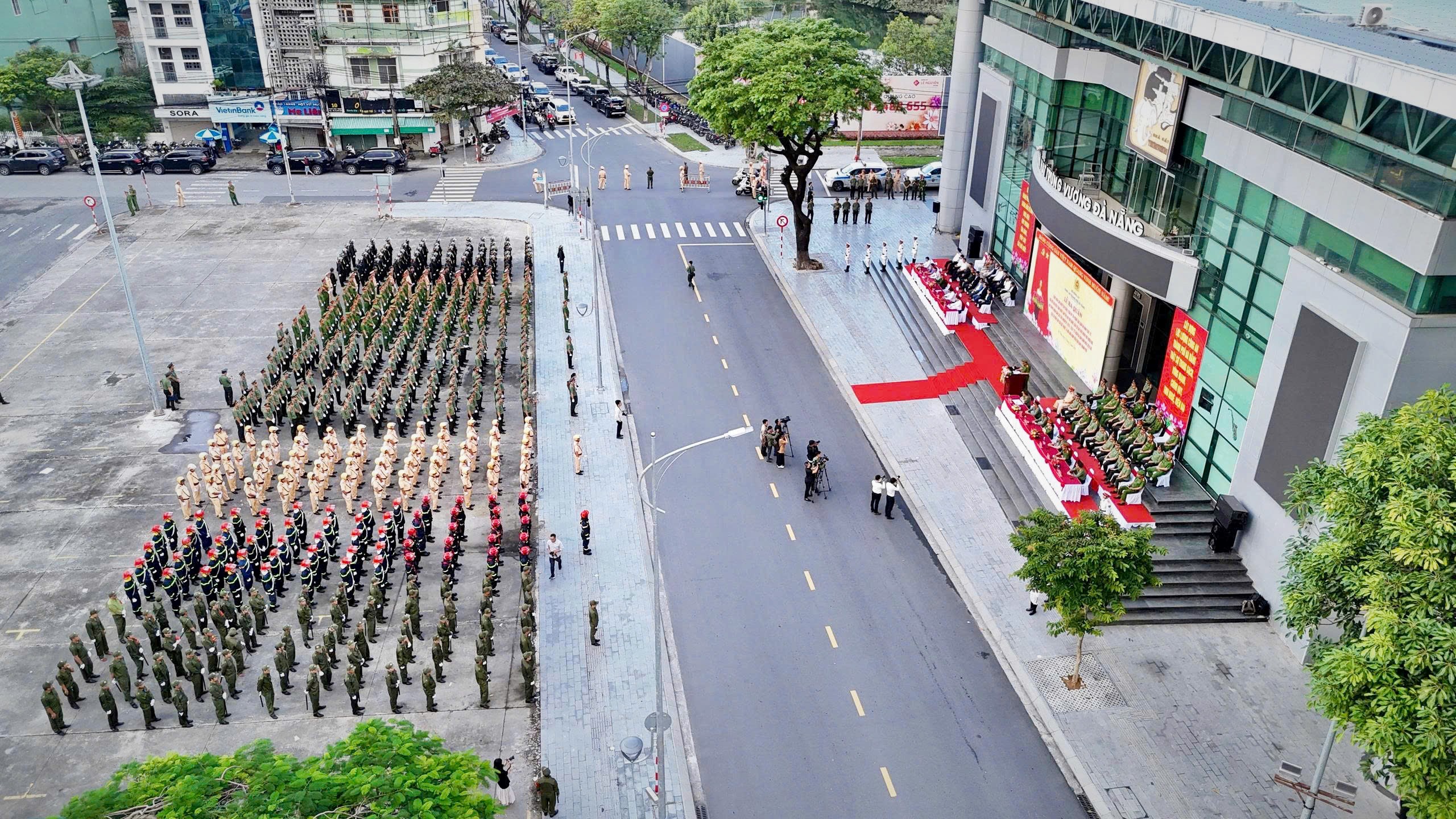 Công an Đà Nẵng ra quân cao điểm bảo đảm an ninh trật tự trước các sự kiện trọng điểm - Ảnh 6. Công an Đà Nẵng ra quân cao điểm bảo đảm an ninh trật tự trước các sự kiện trọng điểm - Ảnh 6.