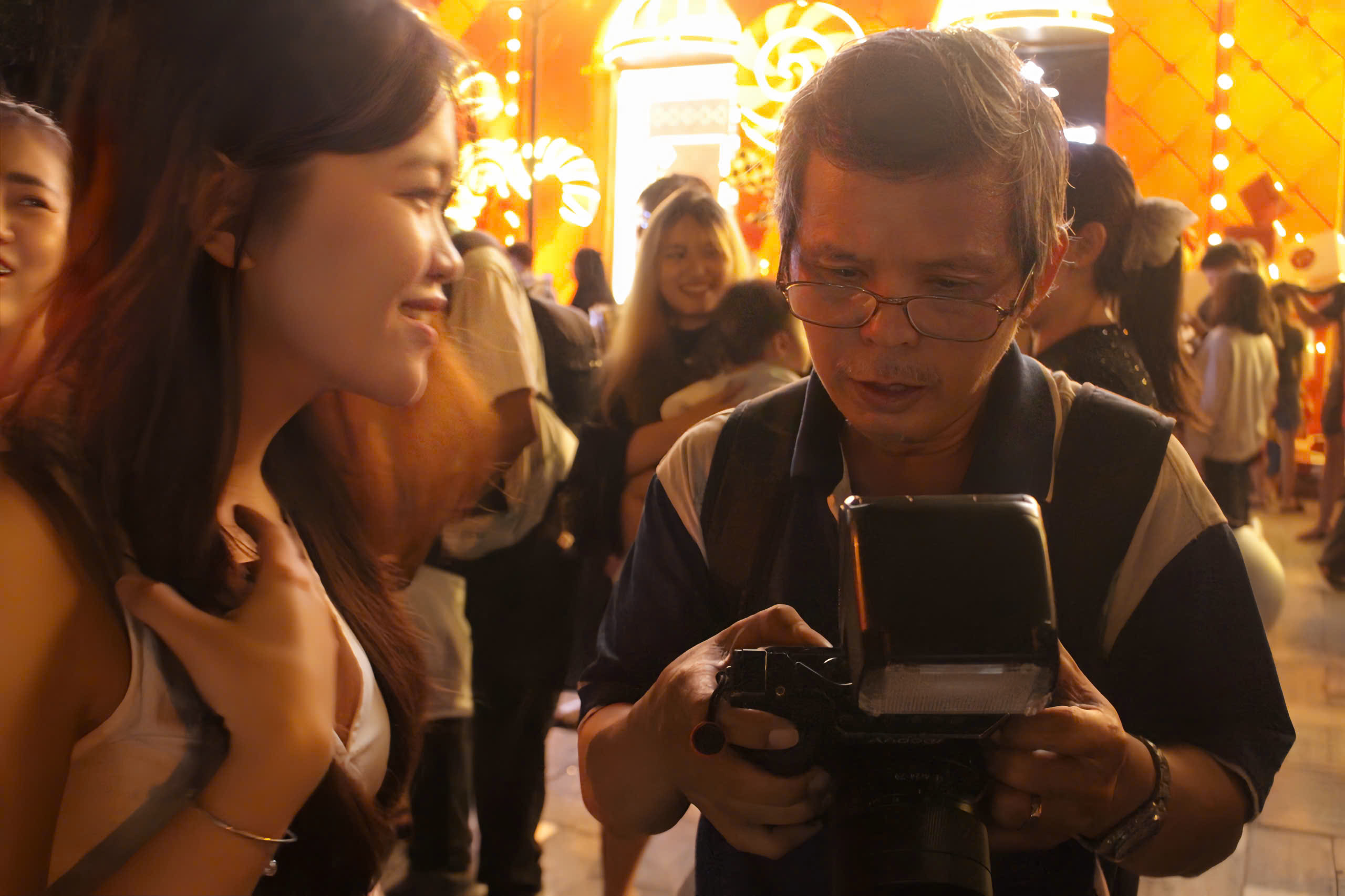 Thợ chụp ảnh dạo hút khách mùa Giáng sinh 2025 tại Nhà thờ Đức Bà - Ảnh 1. Thợ chụp ảnh dạo hút khách mùa Giáng sinh 2025 tại Nhà thờ Đức Bà - Ảnh 1.