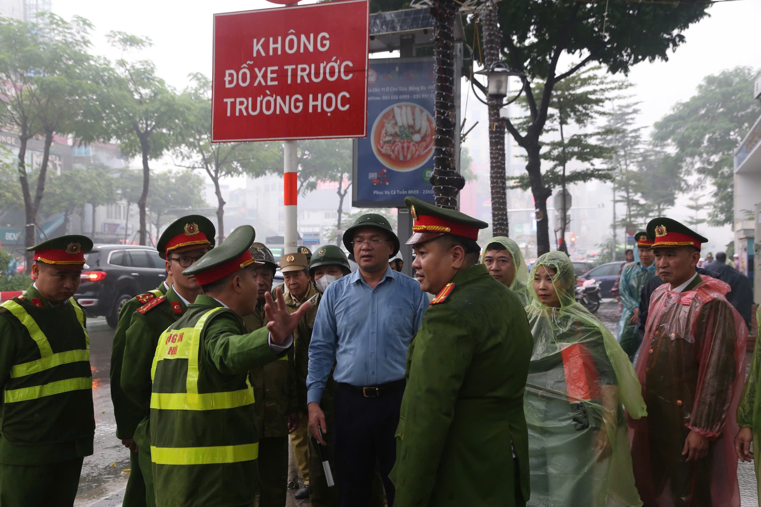 TP Hà Nội ra quân lập lại trật tự đô thị, giành lại vỉa hè lòng đường ở 126 xã, phường - Ảnh 3.