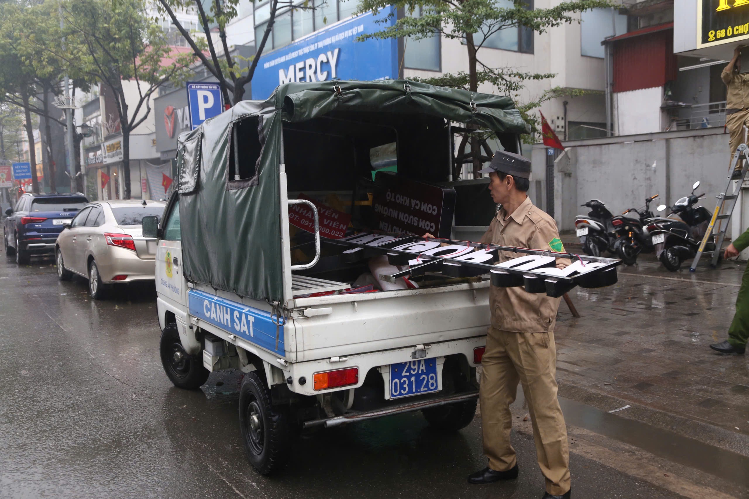 TP Hà Nội ra quân lập lại trật tự đô thị, giành lại vỉa hè lòng đường ở 126 xã, phường - Ảnh 8.