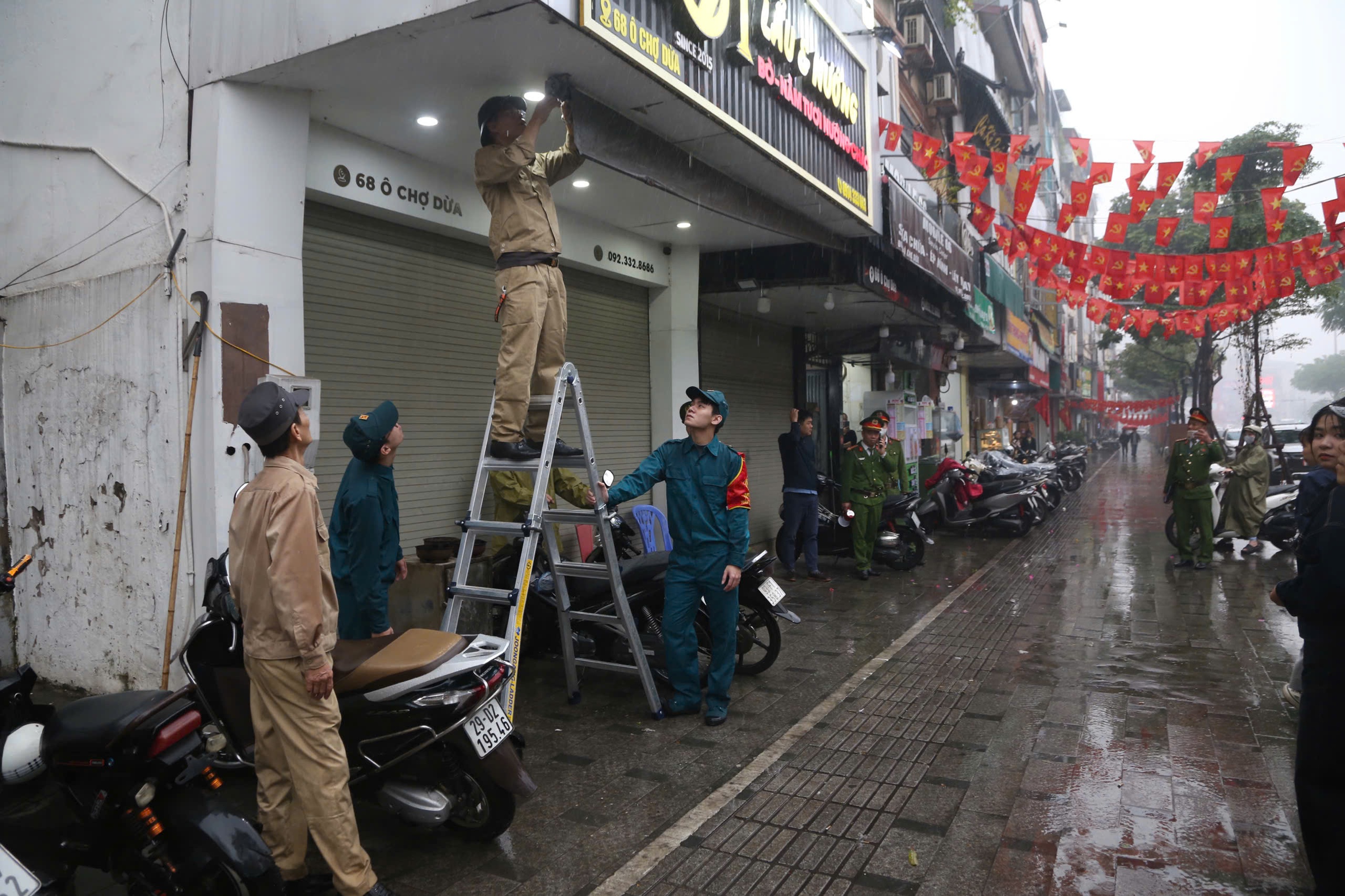TP Hà Nội ra quân lập lại trật tự đô thị, giành lại vỉa hè lòng đường ở 126 xã, phường - Ảnh 6.