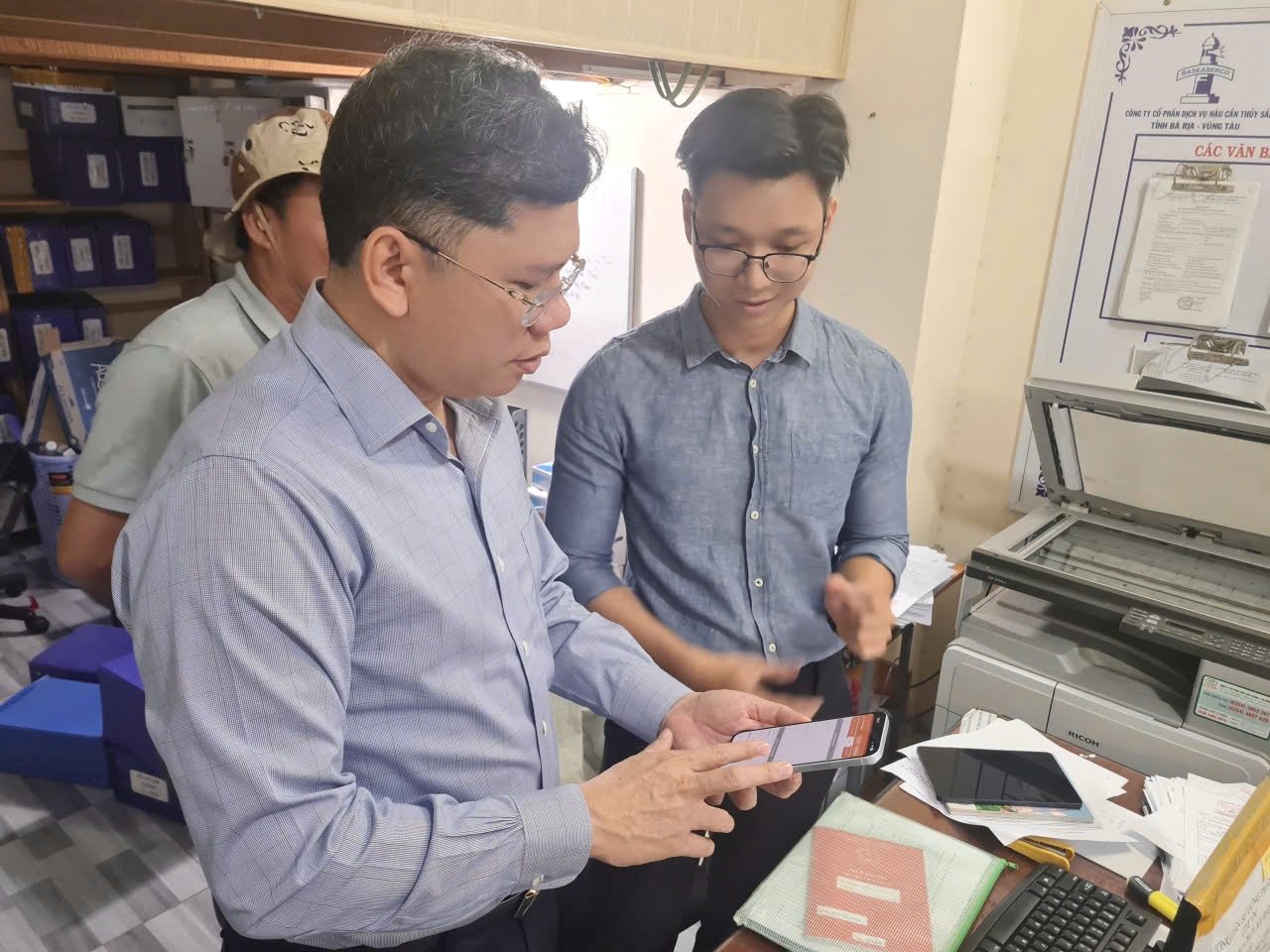 Phó Chủ tịch UBND TPHCM Hoàng Nguyên Dinh kiểm tra tại các cảng cá - Ảnh 3.